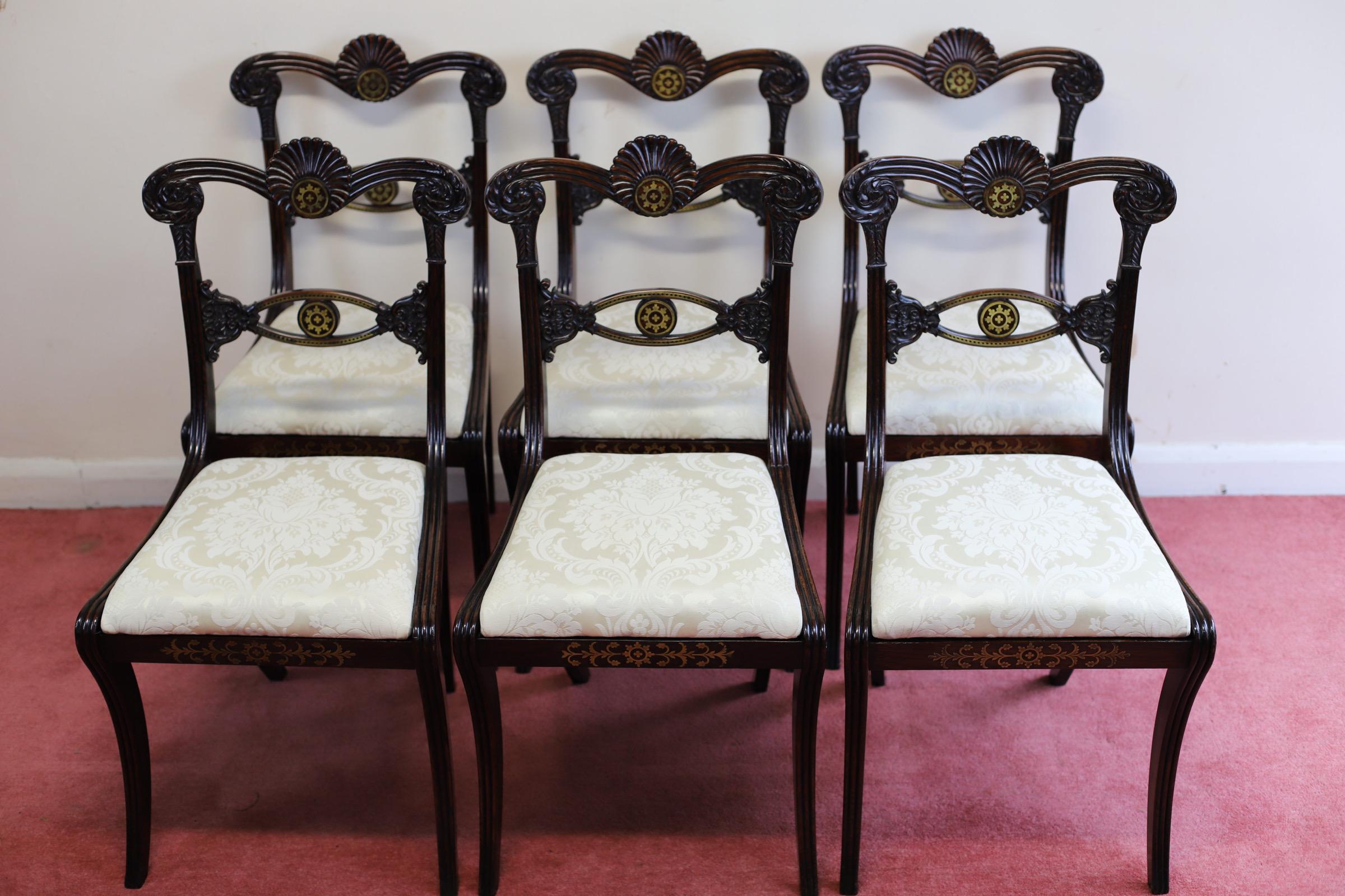 Schöner Satz von sechs Regency-Esszimmerstühlen aus Hartholz und Messing mit Intarsien (Britisch) im Angebot