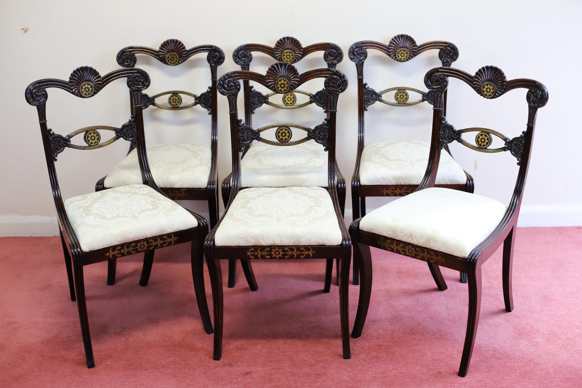 Schöner Satz von sechs Regency-Esszimmerstühlen aus Hartholz und Messing mit Intarsien (Handgeschnitzt) im Angebot