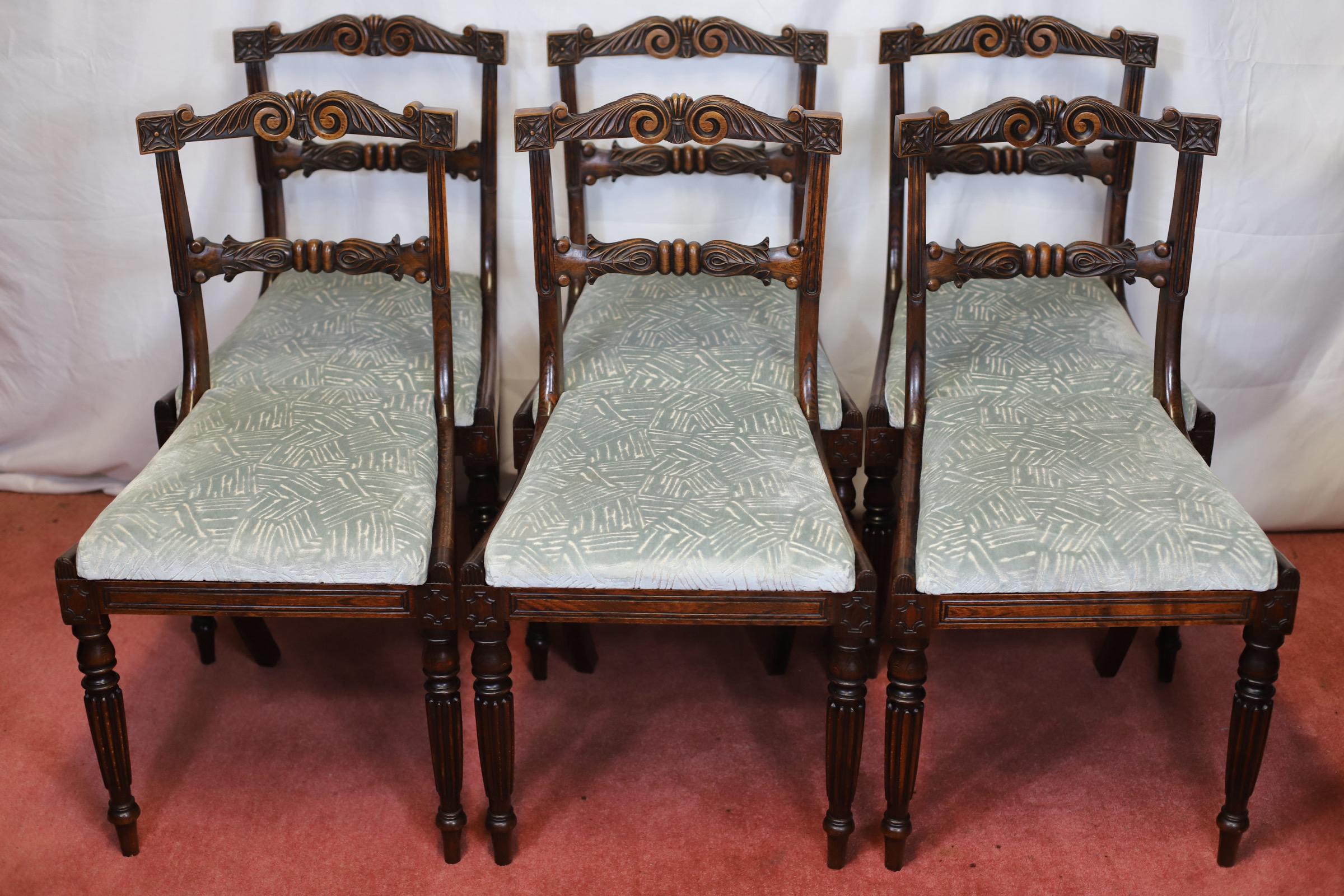 Siamo lieti di offrire in vendita questo bellissimo set di sei sedie da pranzo Regency in legno di noce, ognuna con sedute intagliate e sollevate su gambe anteriori tornite e affusolate, in ottime condizioni.
Non esitare a contattarmi per qualsiasi