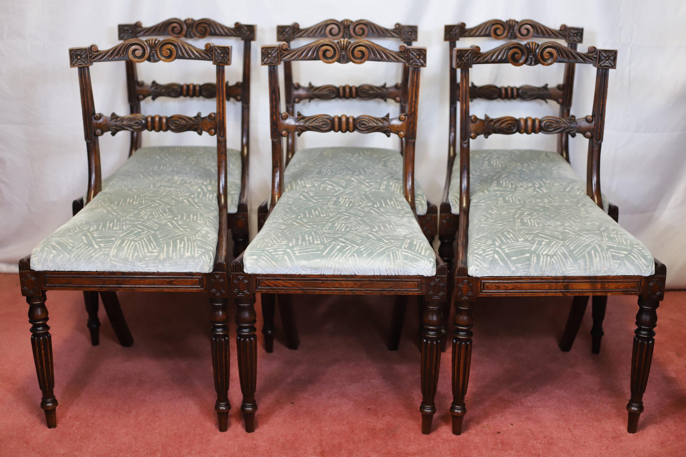 Britannico Bellissimo set di sei sedie da pranzo in noce Regency in vendita