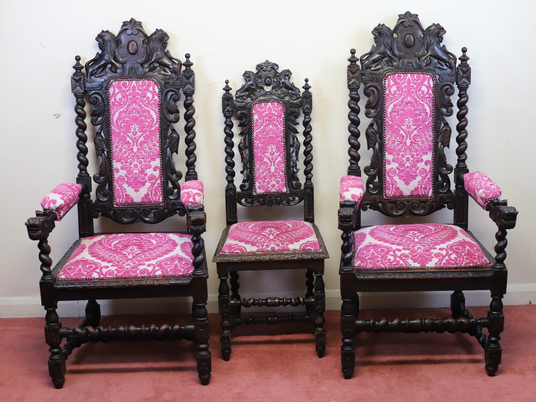 Siamo lieti di offrire in vendita questo splendido set di sei sedie da pranzo in rovere intagliate a mano in epoca tardo-vittoriana, realizzate in un maniero giacobiano.
Set di sei sedie da pranzo con schienale alto in quercia scura di epoca tardo