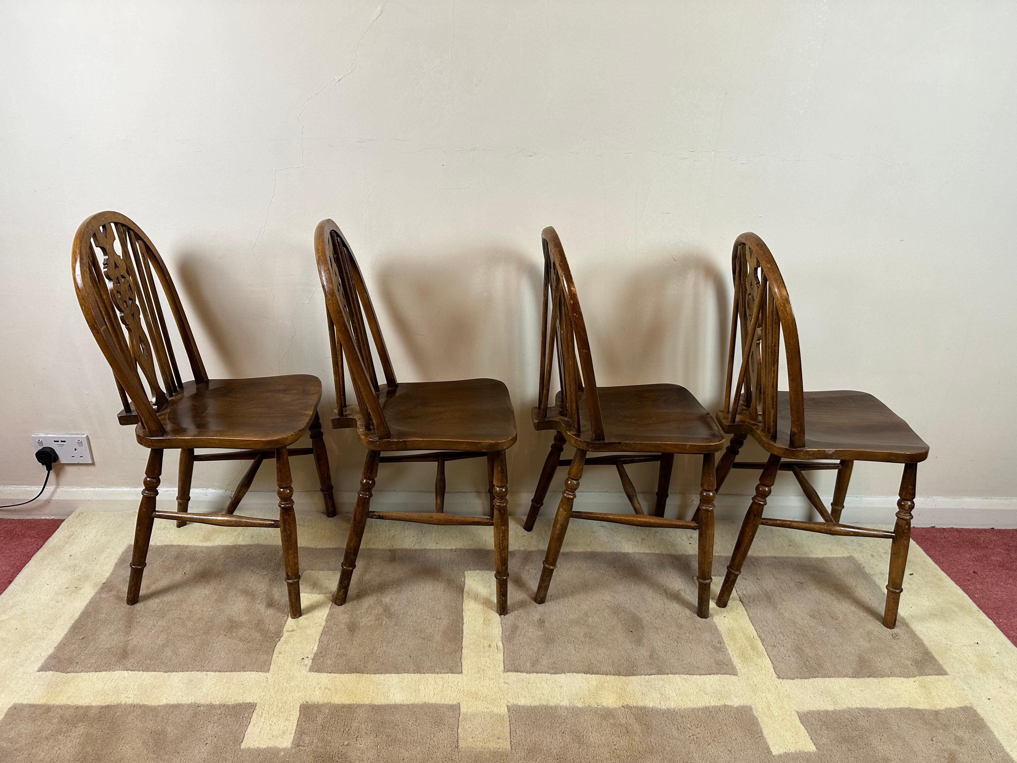 Beautiful Set of Six Windsor Wheelback Dining Chairs In Good Condition In Crawley, GB
