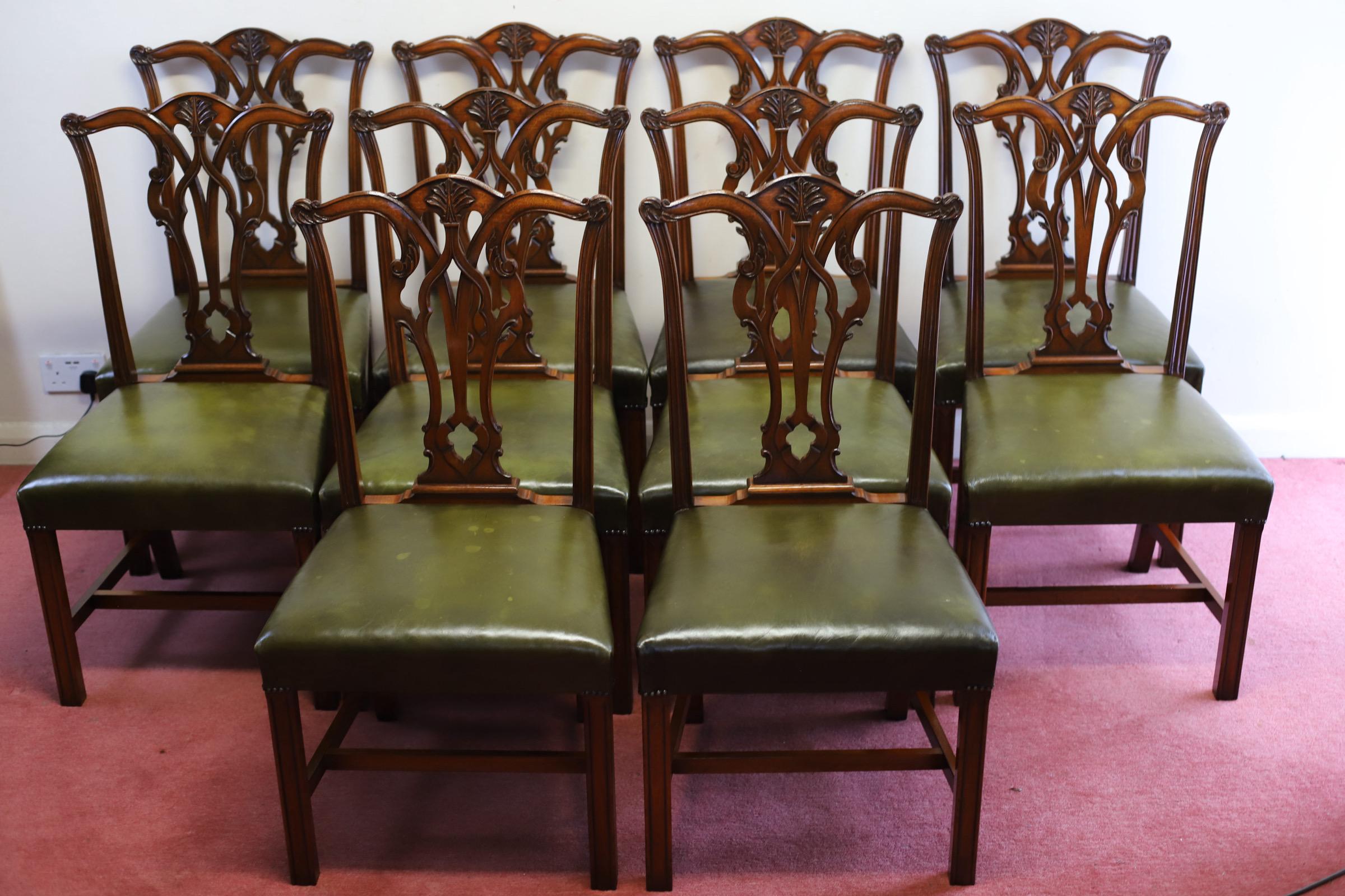 Nous avons le plaisir d'offrir à la vente ce magnifique ensemble de dix chaises de salle à manger en acajou et cuir de style Chippendale, les chaises ayant une barre de crête serpentine sculptée à la feuille au-dessus d'un splat sculpté et percé