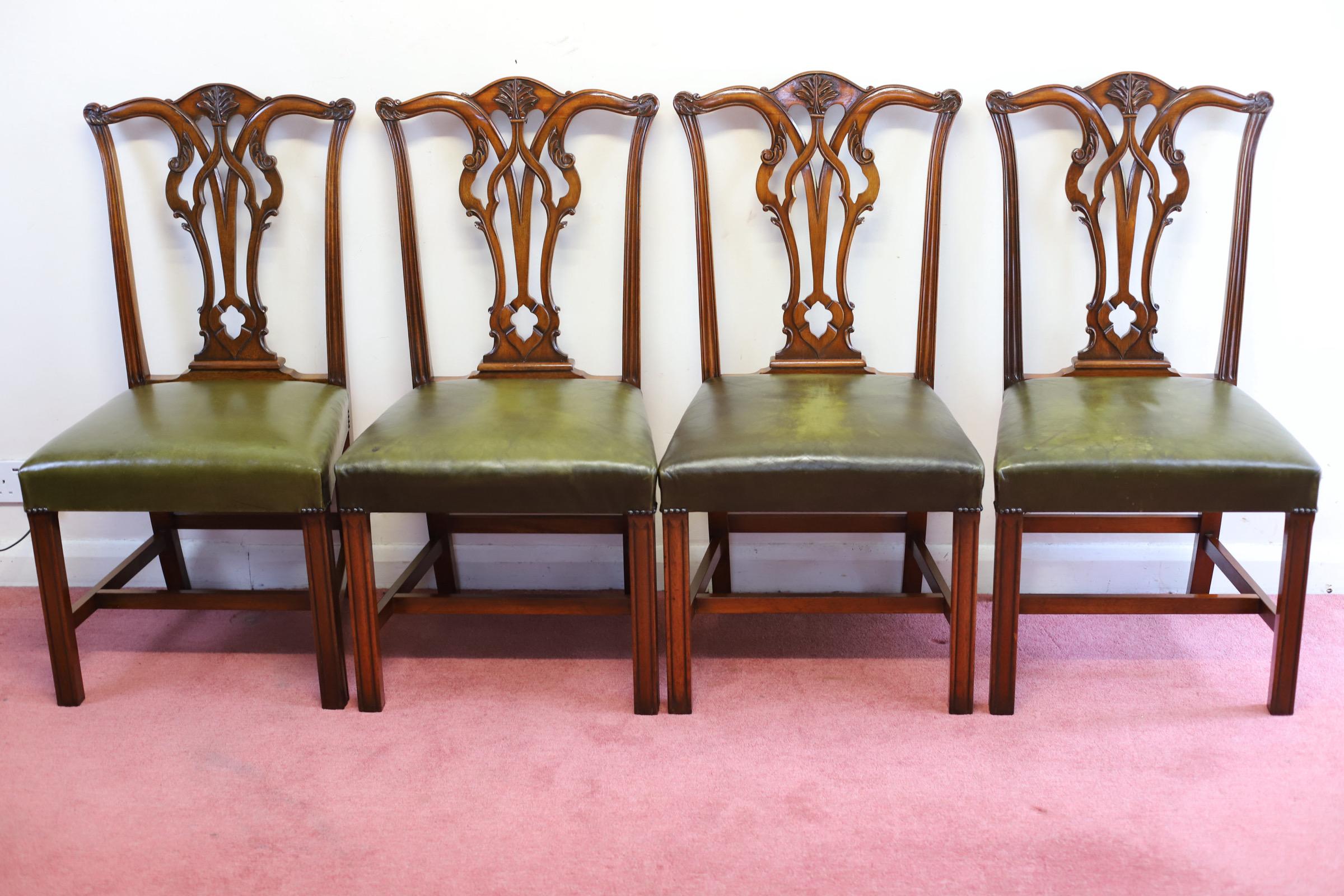 Britannique Magnifique ensemble de dix pièces de style Chippendale  Noyer  Chaises de salle à manger en vente