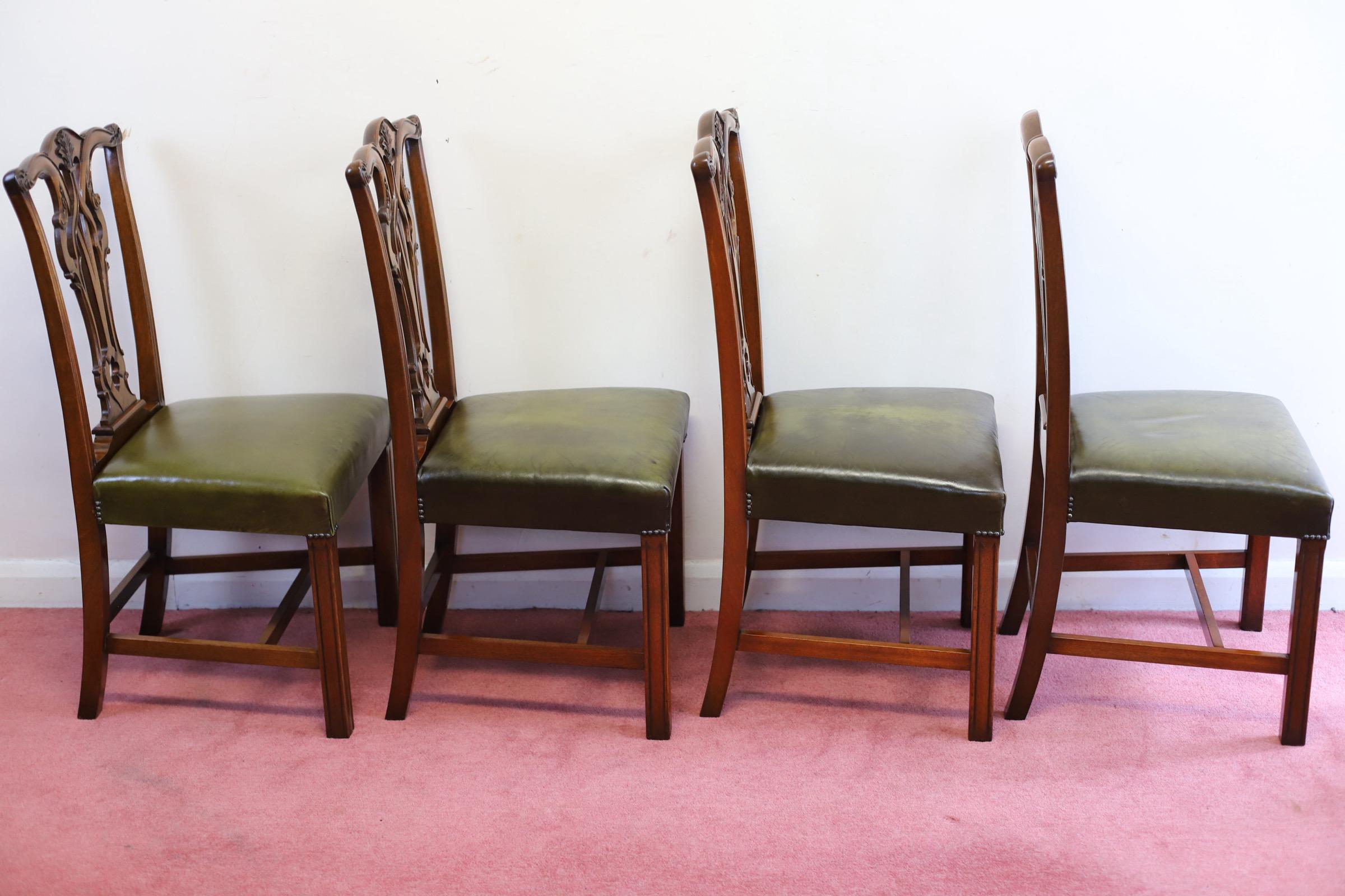 20ième siècle Magnifique ensemble de dix pièces de style Chippendale  Noyer  Chaises de salle à manger en vente