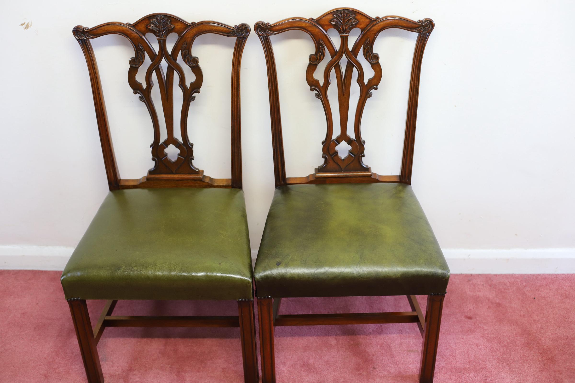 Cuir Magnifique ensemble de dix pièces de style Chippendale  Noyer  Chaises de salle à manger en vente