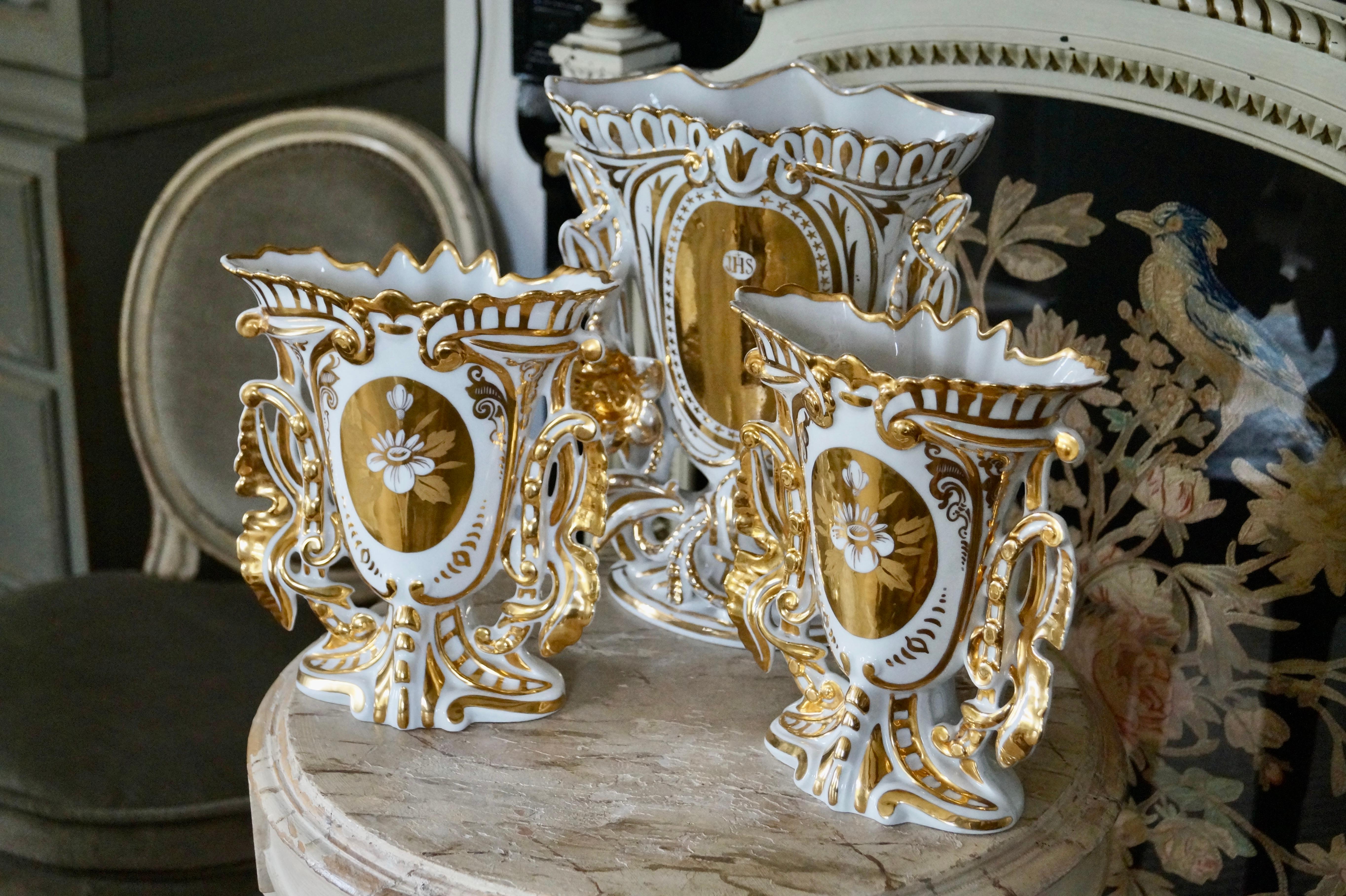 Beautiful Set of Three Big Antique Old Paris Porcelain Cornet Flower Vases 1880 For Sale 4