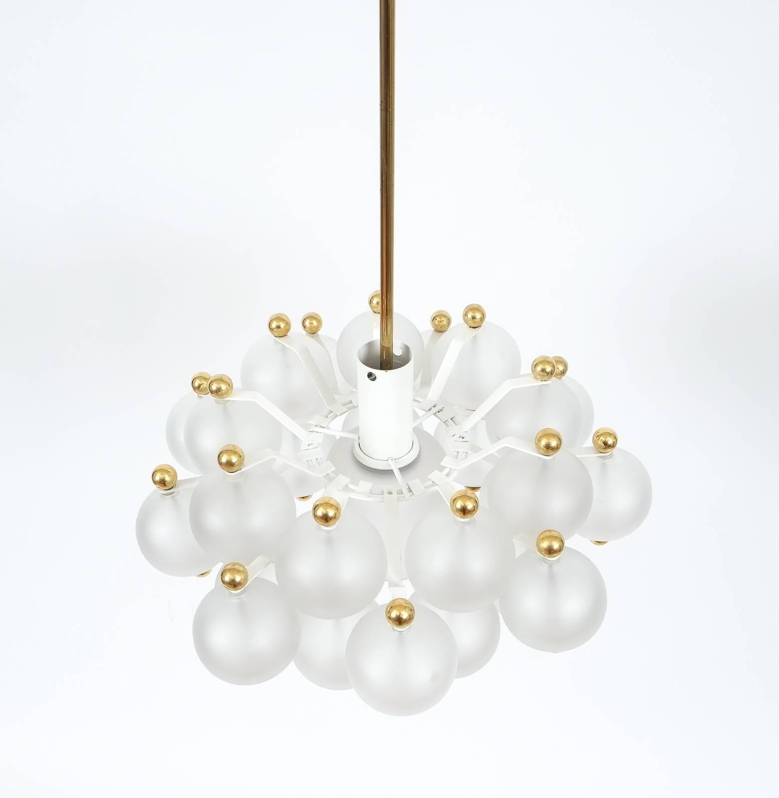Restored Set of Two Chandeliers By Kinkeldey Style Seguso Midcentury In Good Condition In Vienna, AT