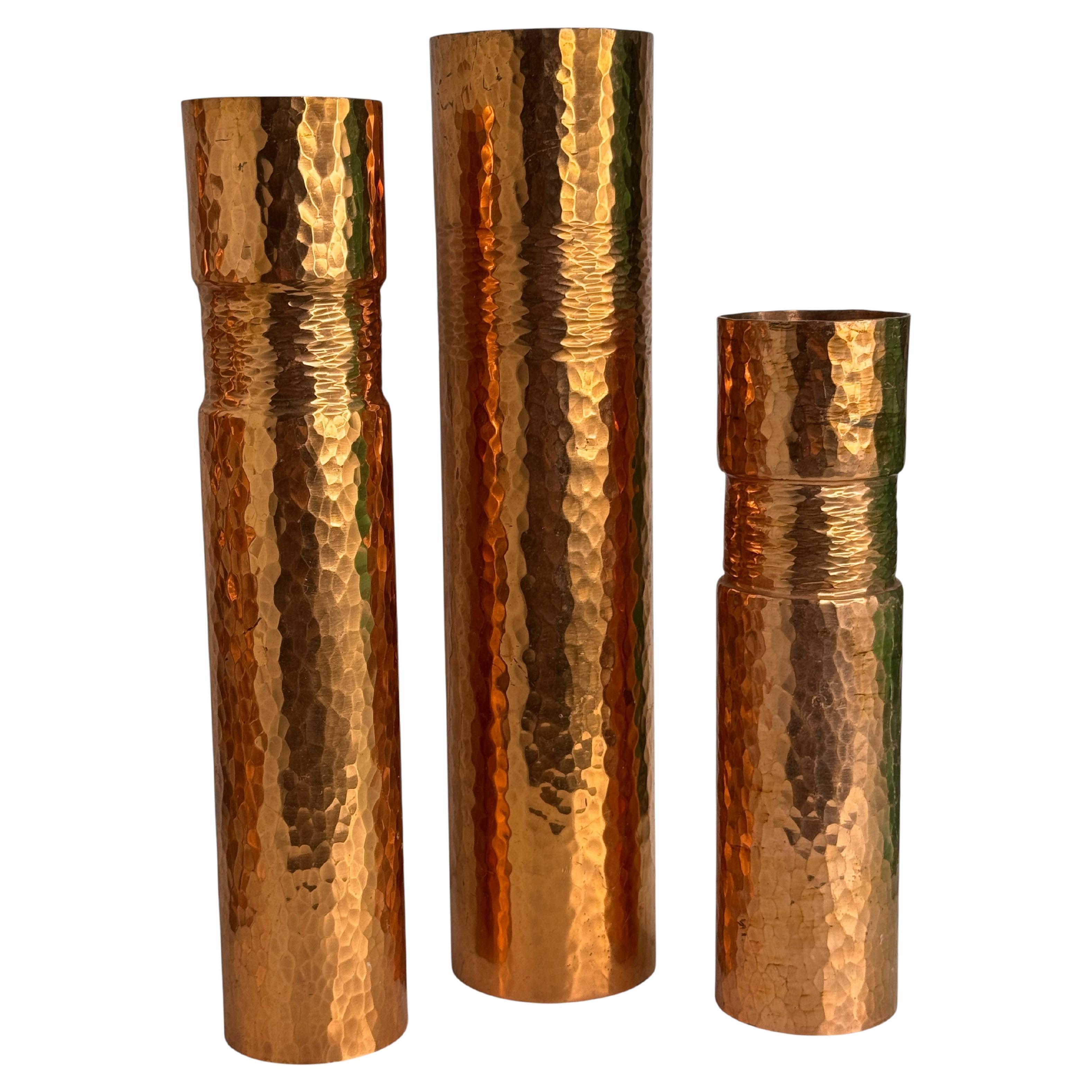 Schönes Set von drei Kupfer Handmade Brutalist Blumenvase, Deutsch, 1970er Jahre