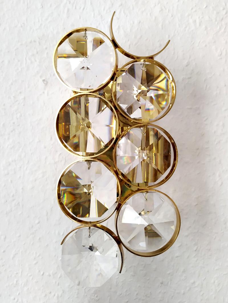Ensemble de trois belles appliques en verre de cristal et laiton plaqué or.
Allemagne, années 1960.
Douilles de lampe : 2.
     
