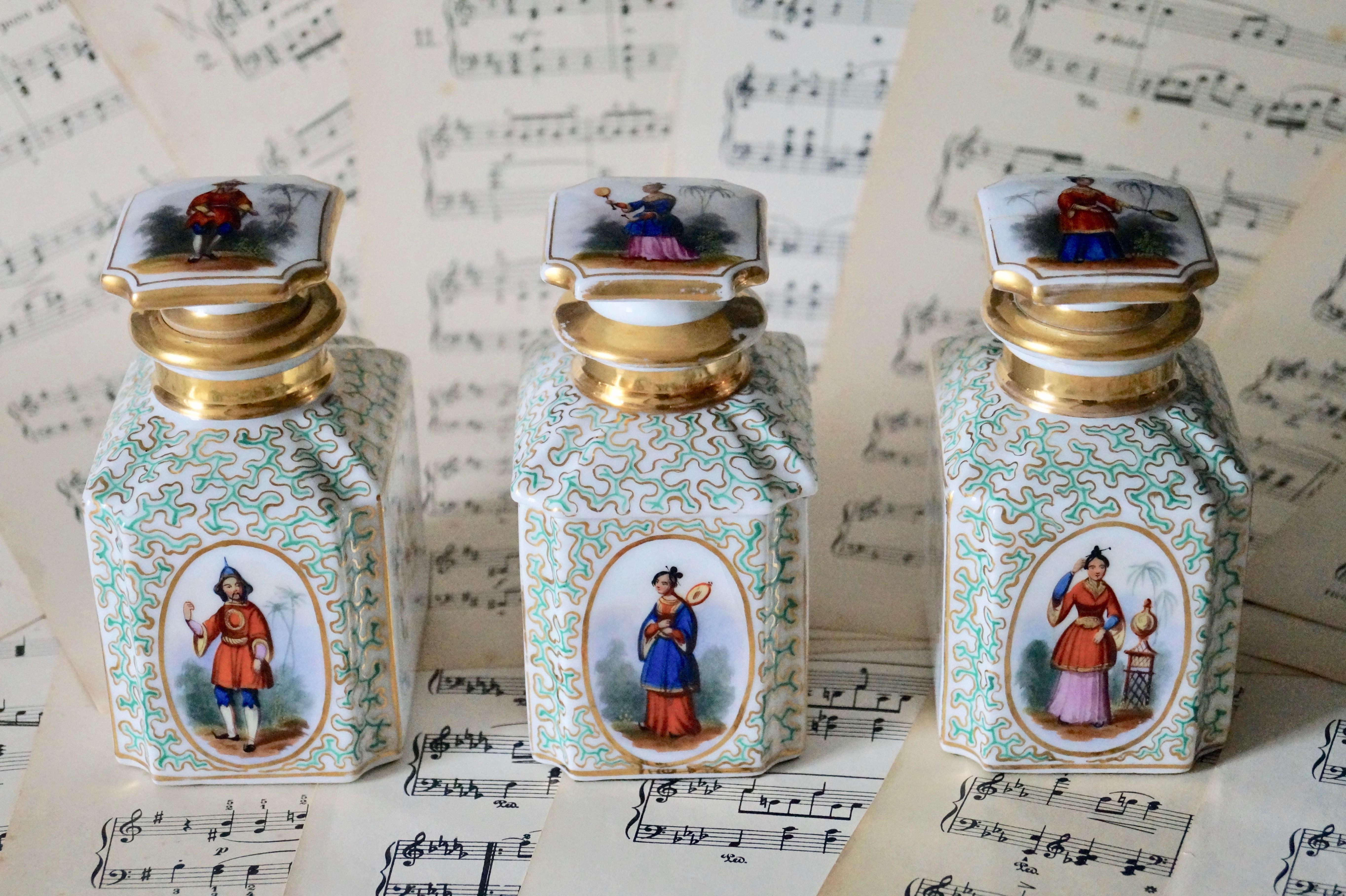 Amazing richly decorated Old Paris Porcelain teacaddies with Chinoiserie paintings

Each Lid is handpainted with a chinoiserie person, a lady with fan or a chinaman. There are two tea caddy lid, the other is a tea caddy with a different kind of