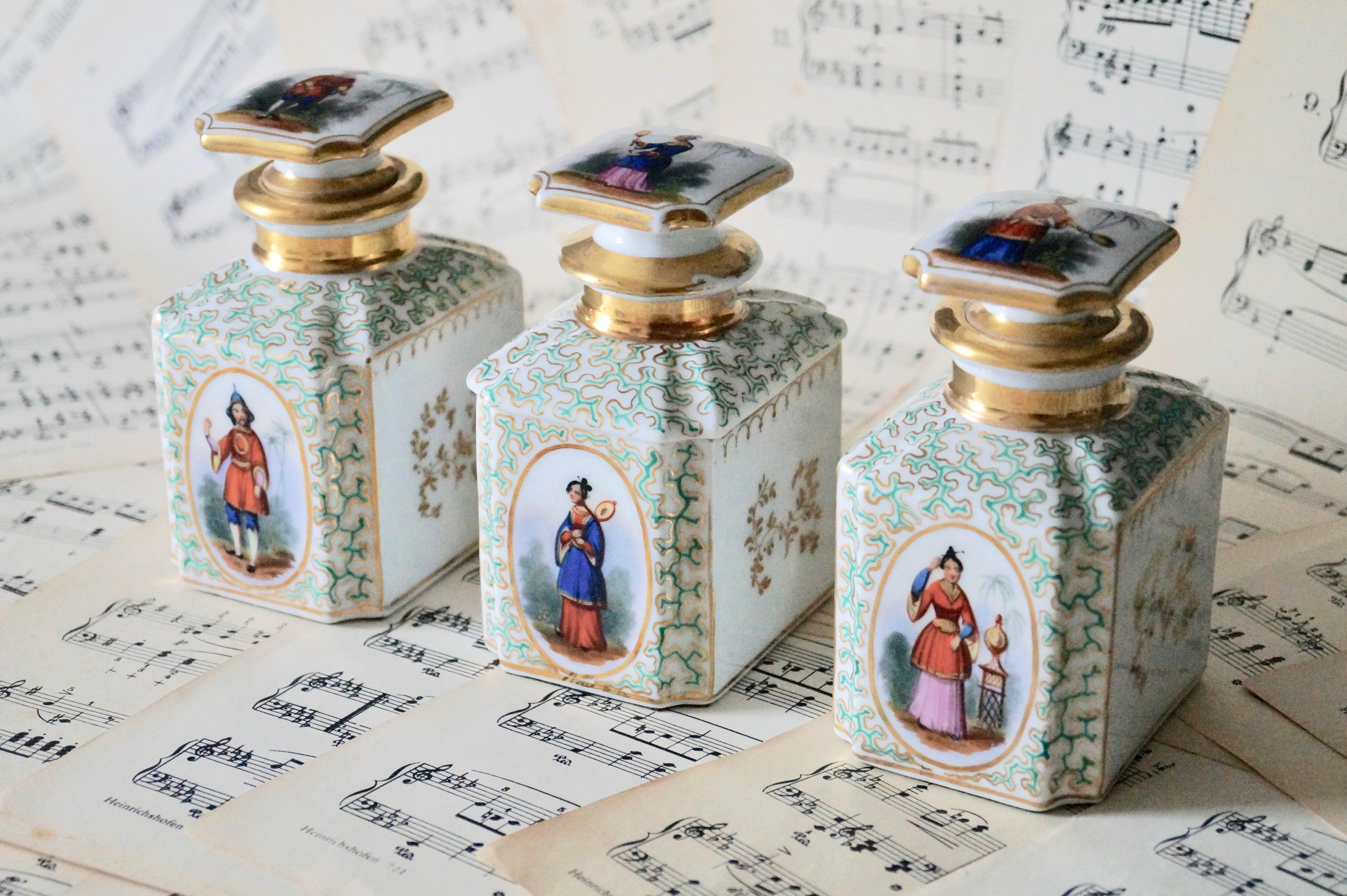 Empire Beautiful Set of Three Old Paris Porcelain Chinoiserie Style Teacaddies, France For Sale
