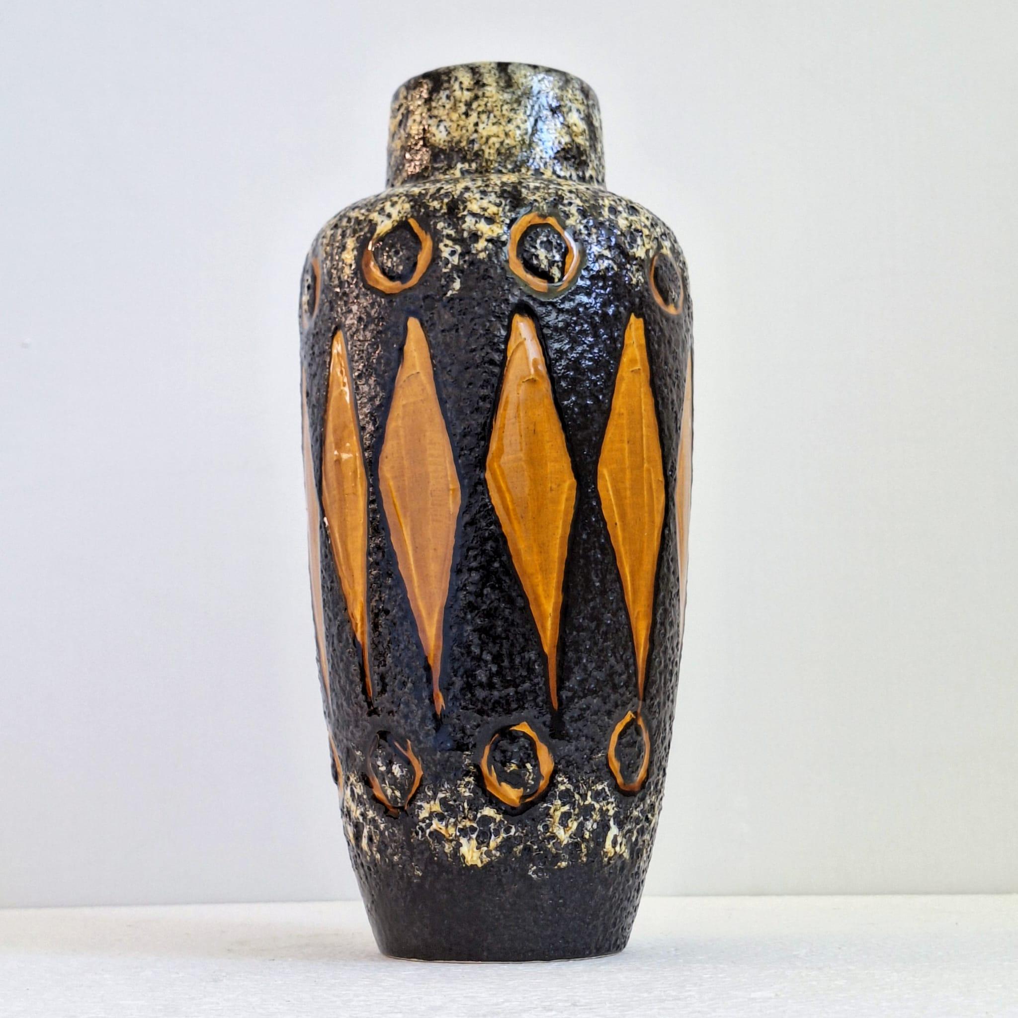 Eine schöne Fatlava-Bodenvase aus den 1970er Jahren, hergestellt von dem deutschen Hersteller Scheurich, dekoriert mit 