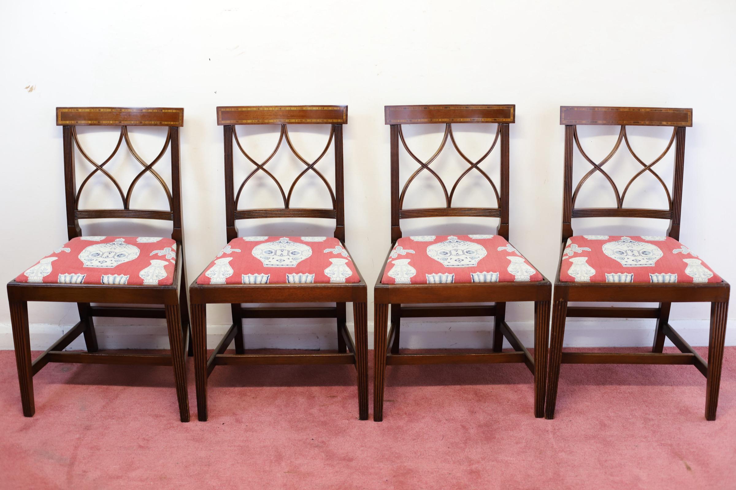 Schöner Satz von zwölf Esszimmerstühlen im George-III-Stil  (Handgefertigt) im Angebot