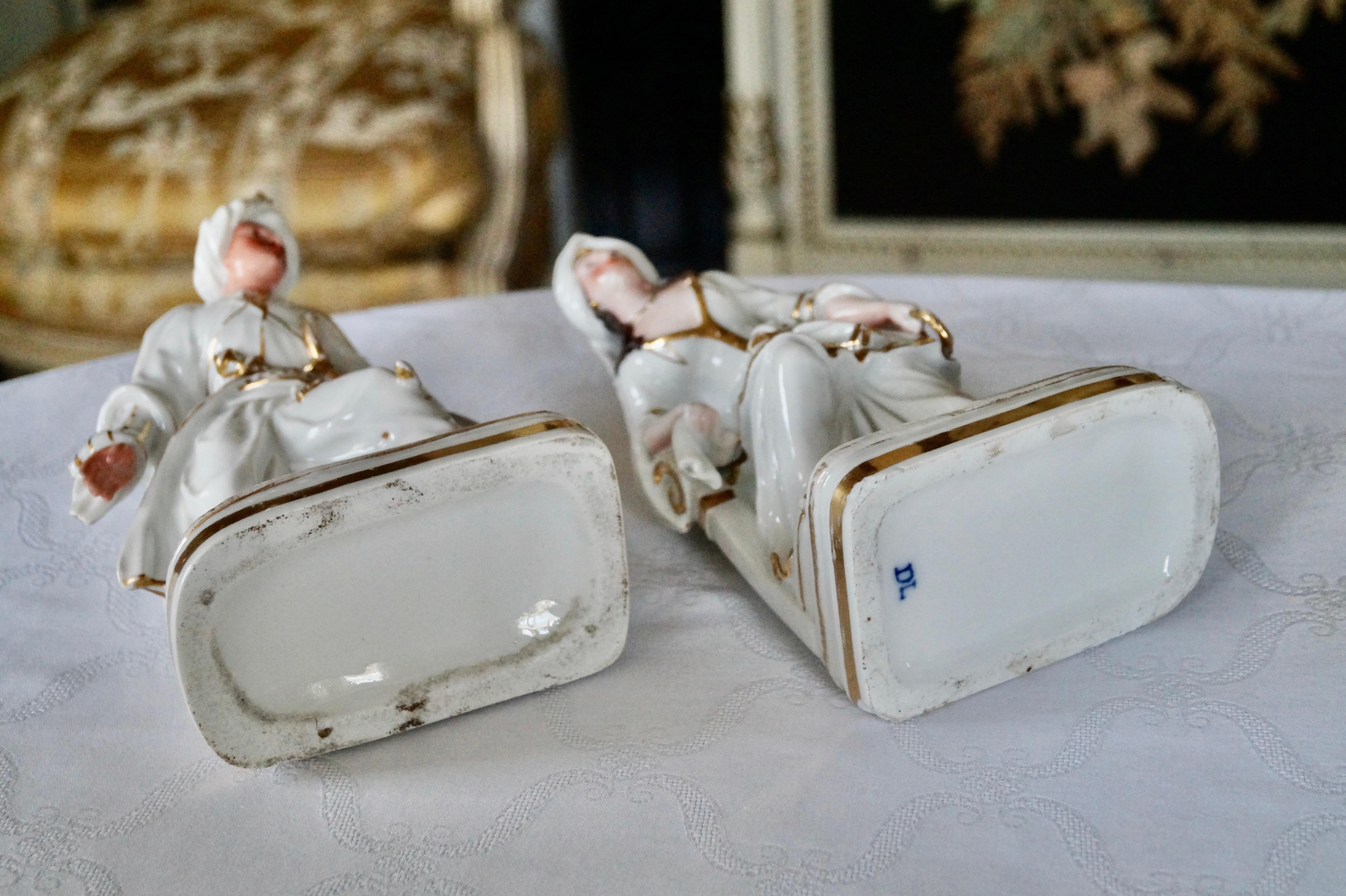 Milieu du XIXe siècle Beauty Set of Two Antique French Old Paris Porcelain 'Porte Plume' Statues  en vente