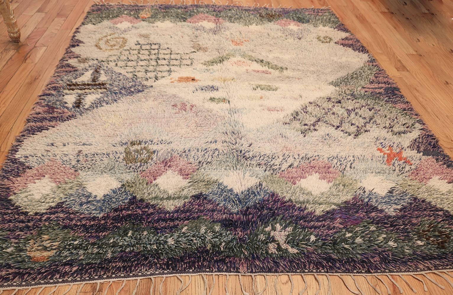 Beautiful Shag Vintage Swedish Rya Rug. Size: 6 ft 5 in x 7 ft 6 in In Excellent Condition In New York, NY