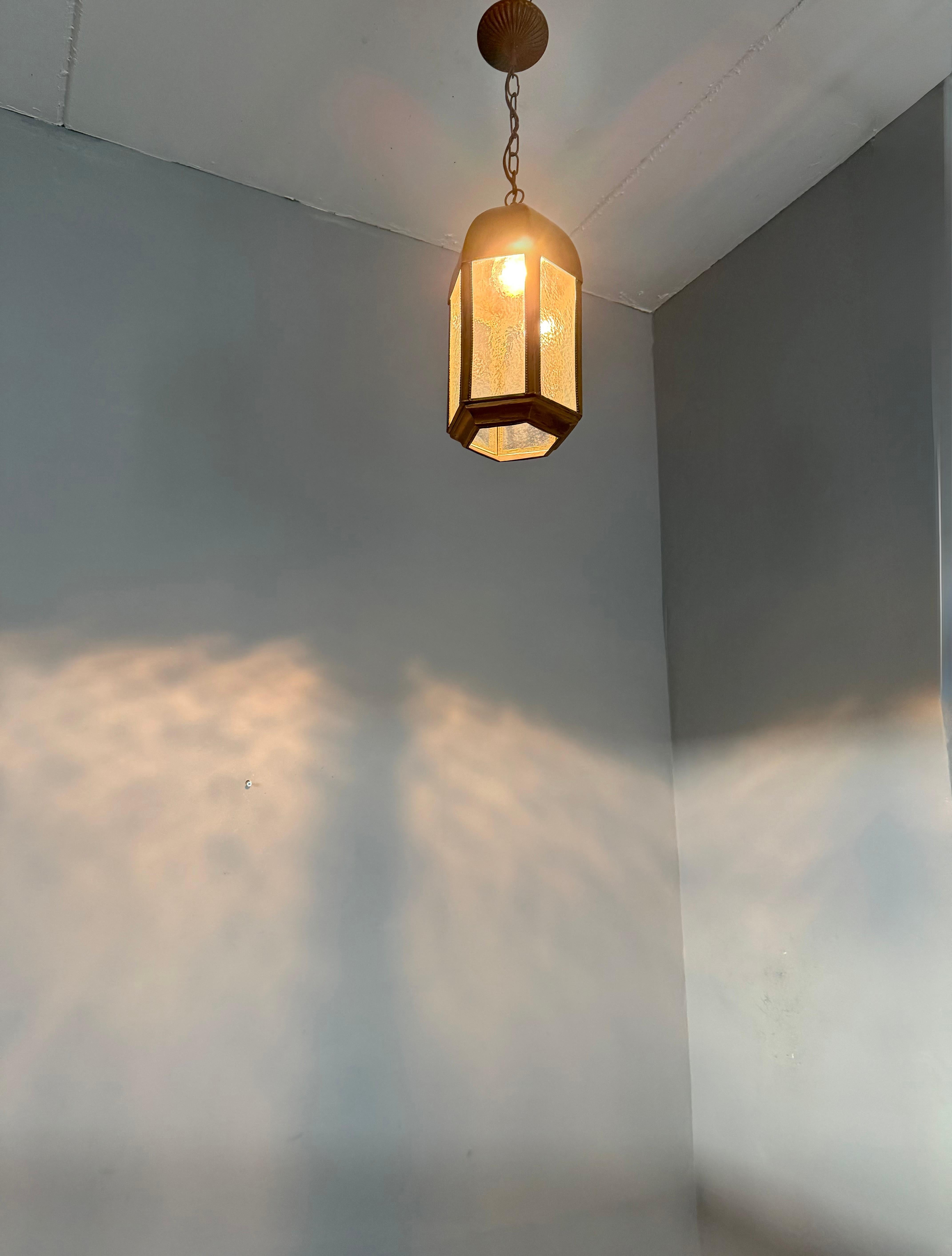 Lámpara colgante de estilo gótico y cúpula de la época de las Artes y Oficios de bella forma en venta 7