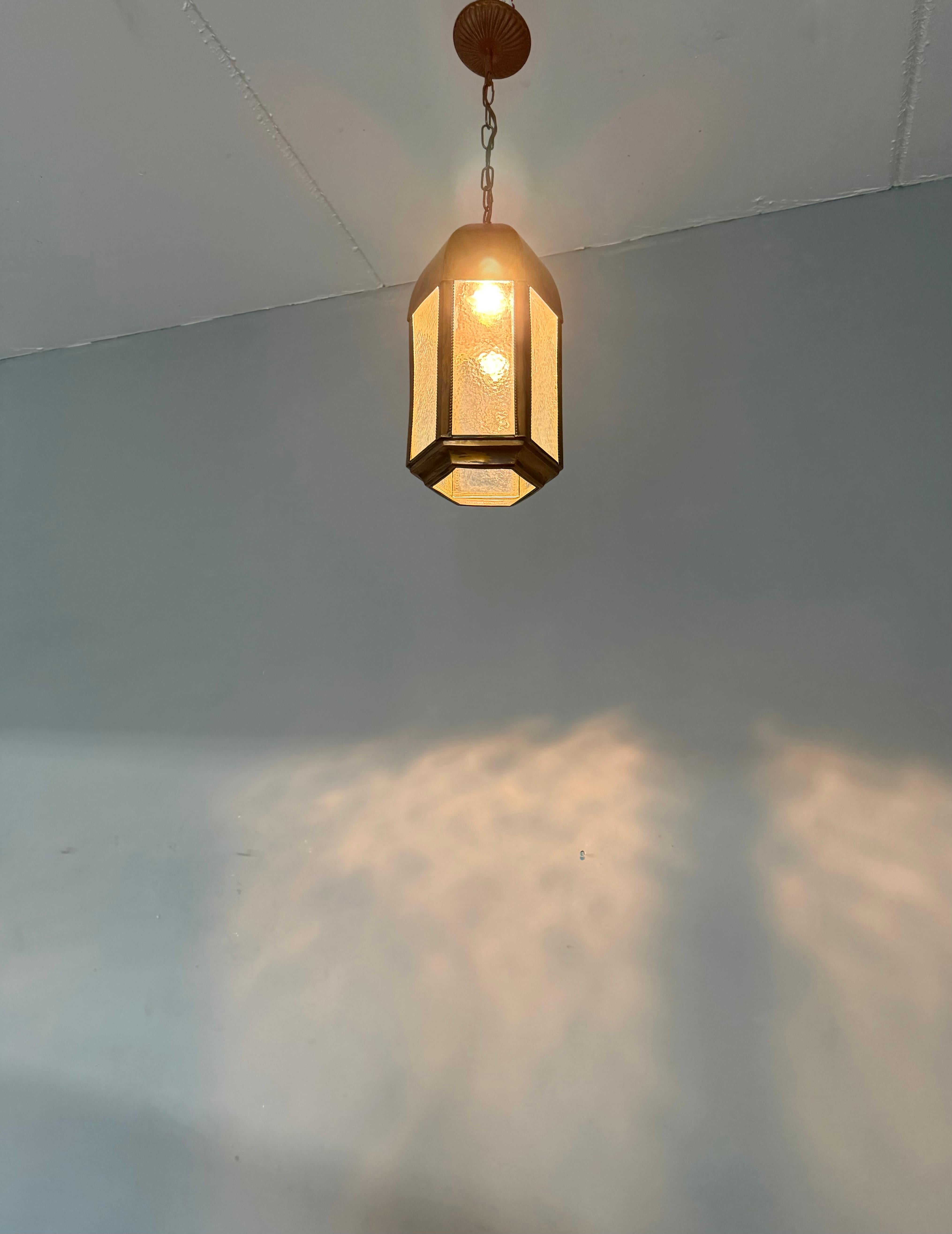 Lámpara colgante de estilo gótico y cúpula de la época de las Artes y Oficios de bella forma en venta 8