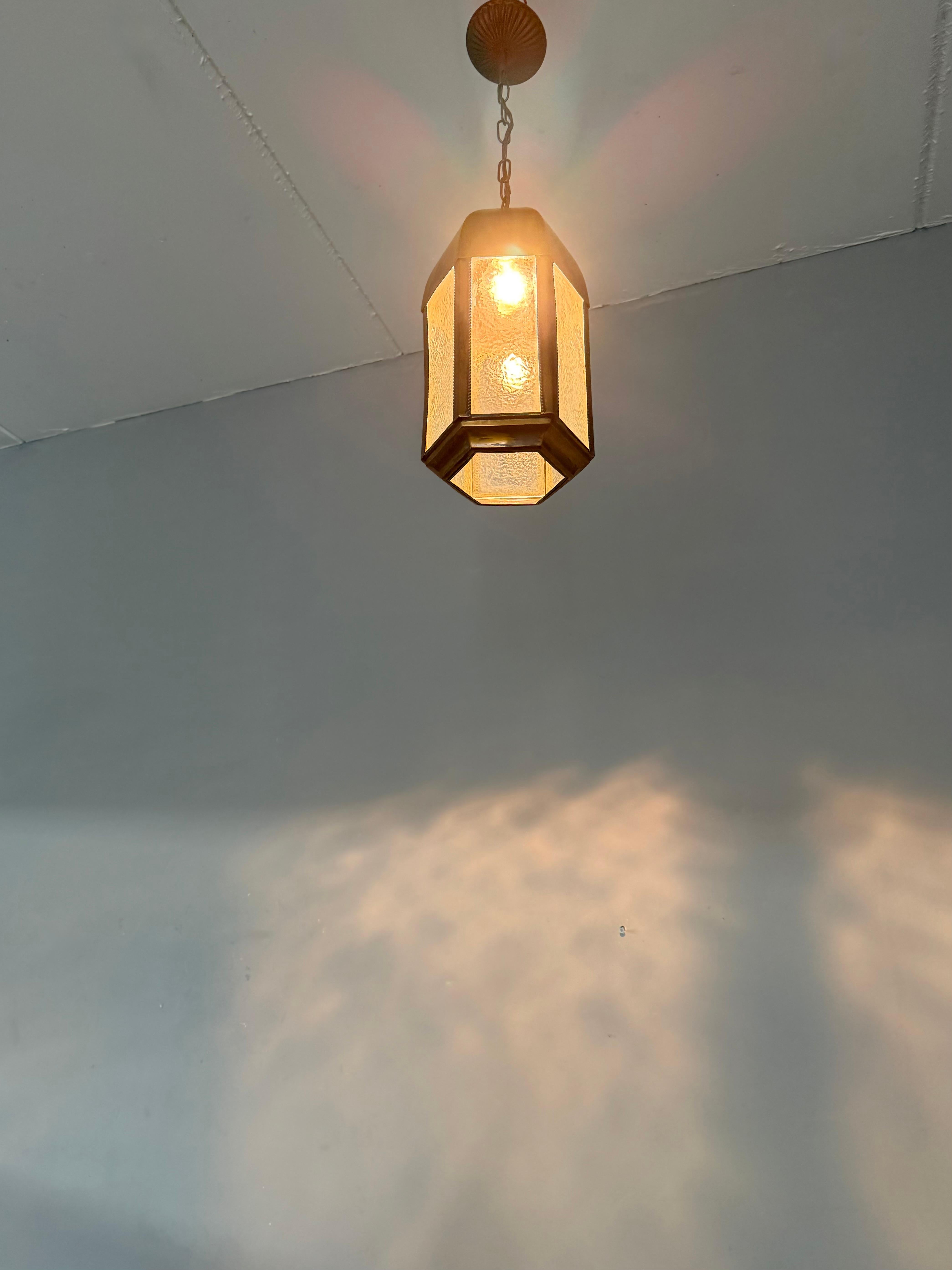 Lámpara colgante de estilo gótico y cúpula de la época de las Artes y Oficios de bella forma en venta 9