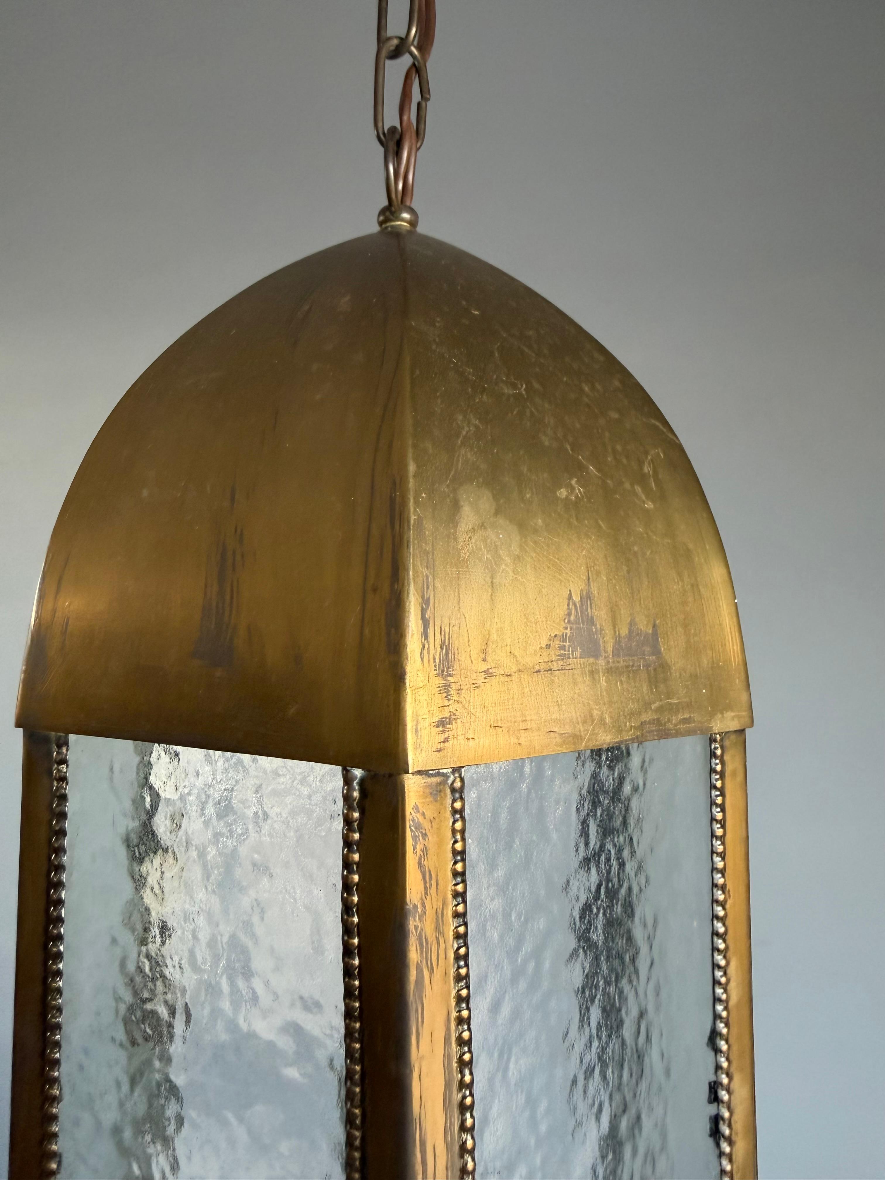 Lámpara colgante de estilo gótico y cúpula de la época de las Artes y Oficios de bella forma siglo XX en venta