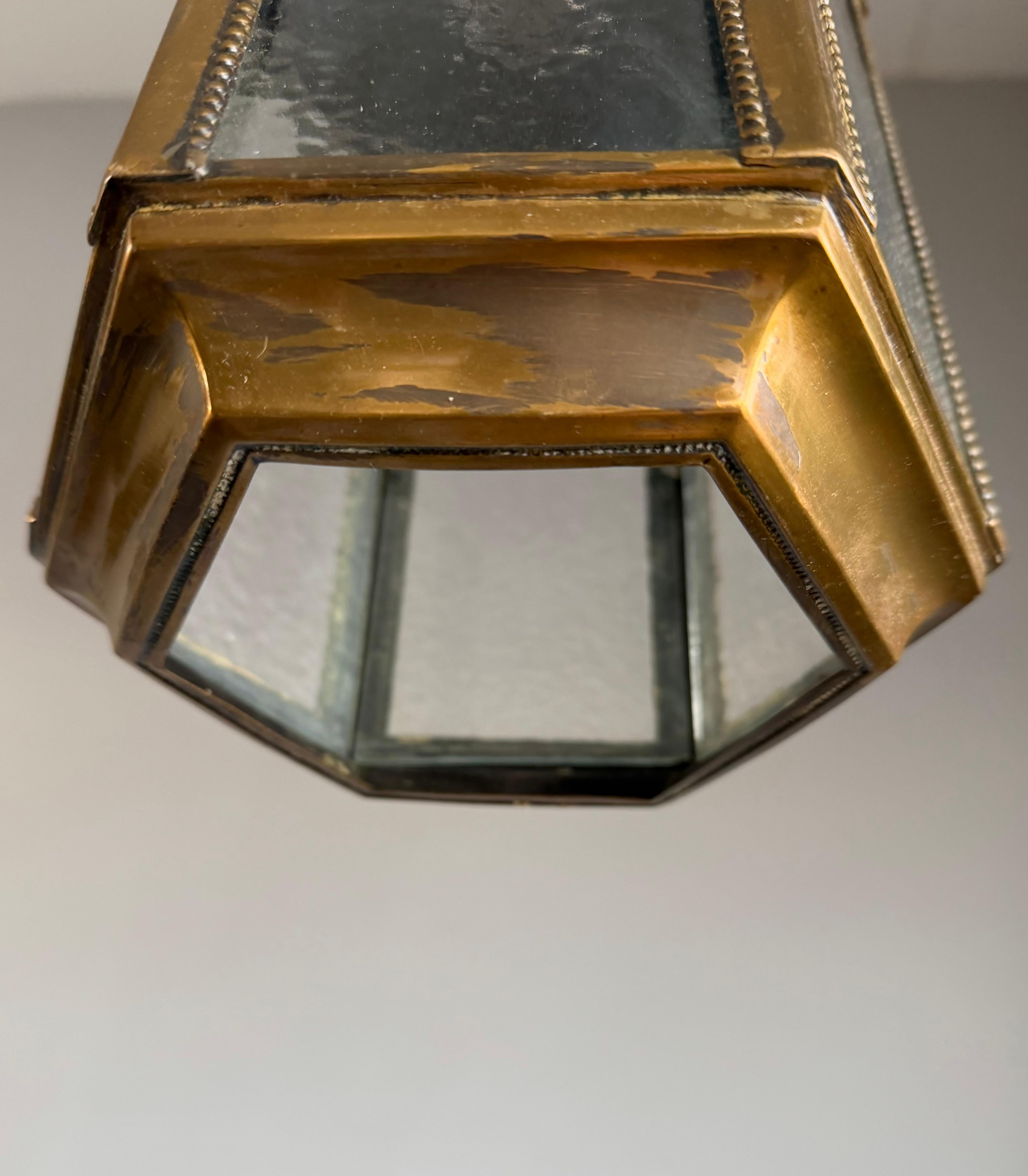 Lámpara colgante de estilo gótico y cúpula de la época de las Artes y Oficios de bella forma Latón en venta