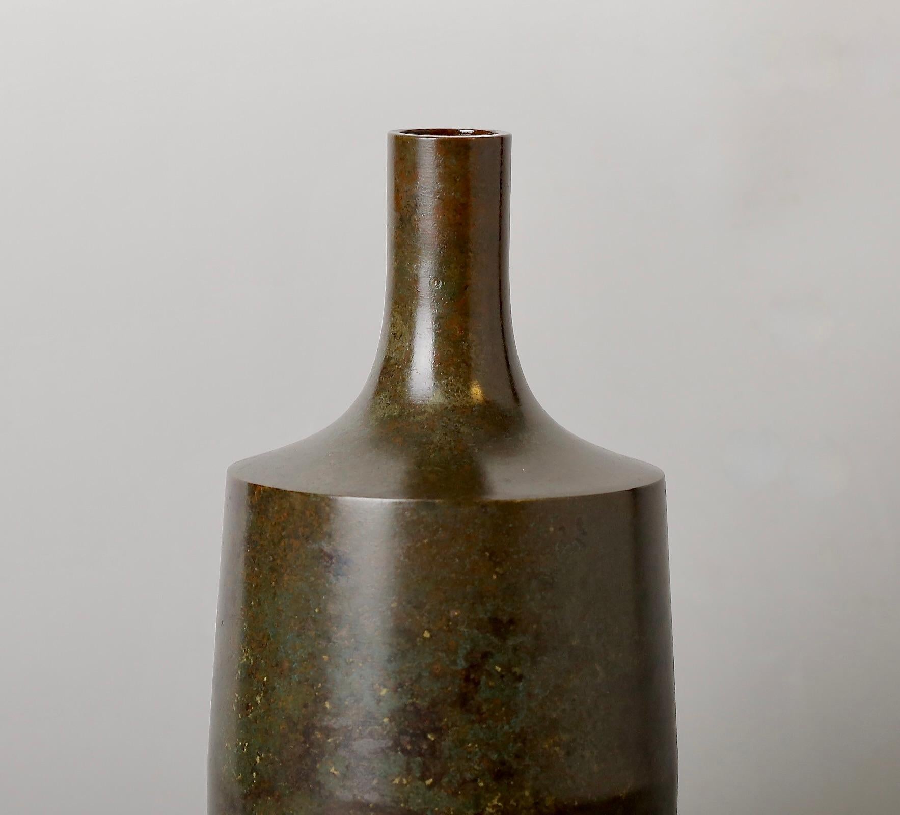 Hand-Crafted Beautiful shape Japanese Bronze Vase signed by Masaki (Hara Masaki, 1935-2011) For Sale
