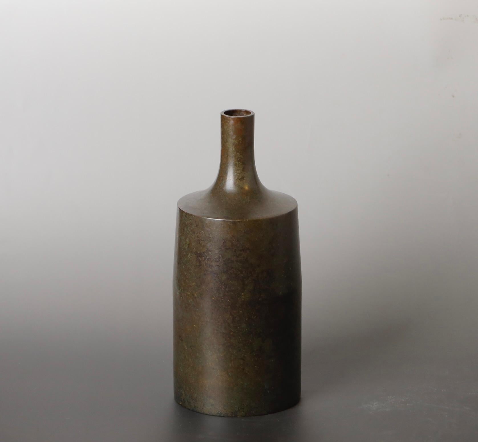 20th Century Beautiful shape Japanese Bronze Vase signed by Masaki (Hara Masaki, 1935-2011) For Sale