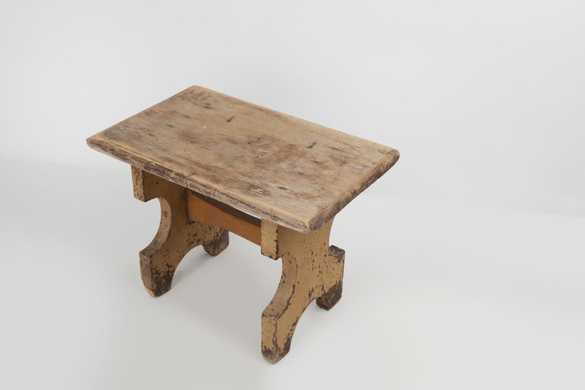Hermoso taburete bajo de madera pintada, Francia ca. 1900 en venta 2