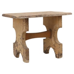 Schön geformter rustig niedriger Hocker aus lackiertem Holz, Frankreich ca. 1900