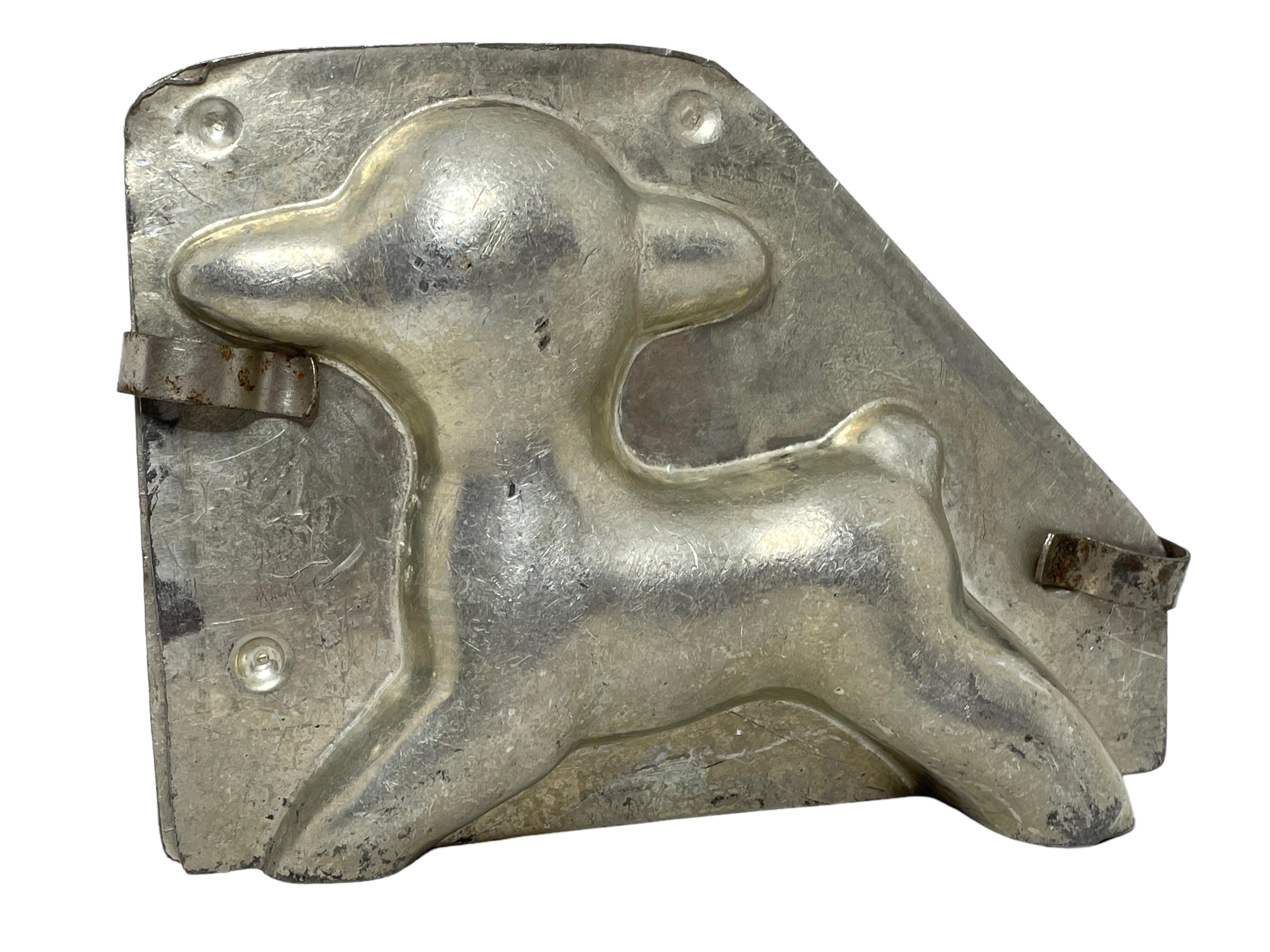 Un magnifique moule à chocolat. Fabriqué en métal, marqué E.F. Teich. Magnifique et prêt à l'emploi ou à être exposé, avec une belle patine.
Fantastique pièce pour chaque collectionneur. Trouvé lors d'une vente de succession à Vienne, en Autriche.