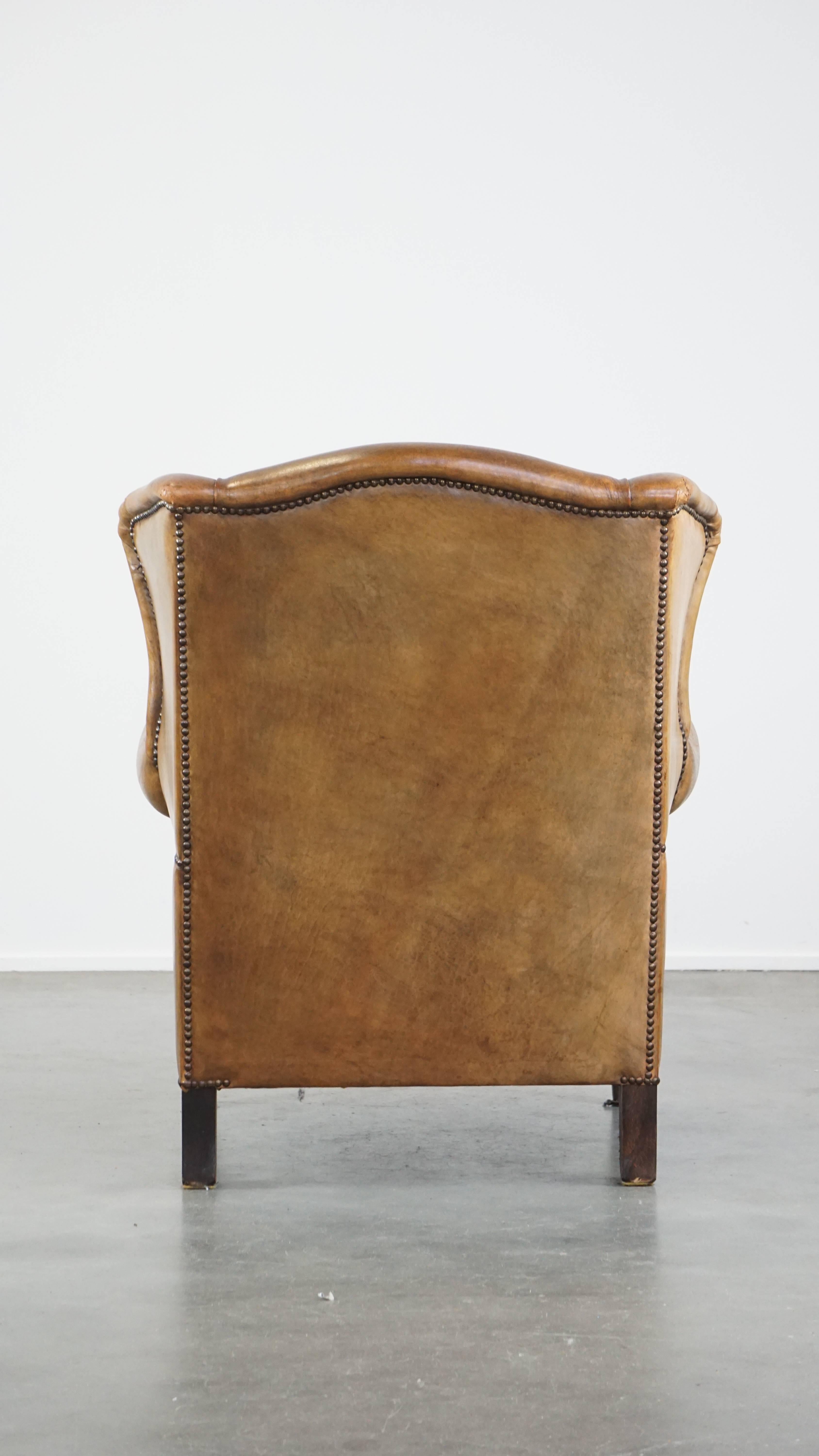 Beautiful sheepskin armchair with a very lovely color and patina In Good Condition For Sale In Harderwijk, NL