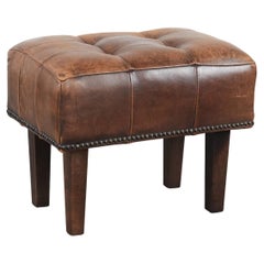 Bellissimo pouf in pelle di pecora con gambe alte e bellissimi colori caldi Bellissimo pouf in pelle di pecora con gambe alte e bellissimi colori caldi