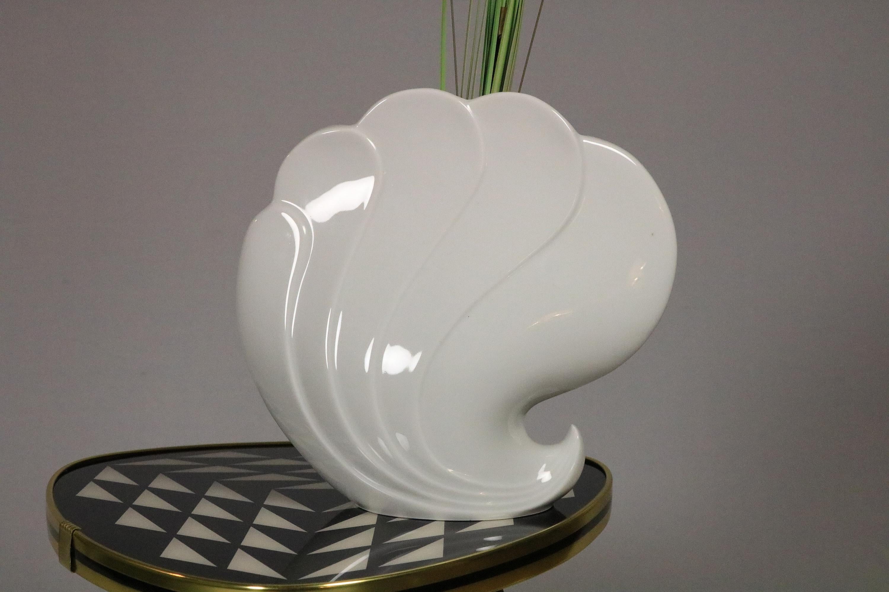 Beautiful Shell Vase by Seltmann Weiden, Germany, 1980s In Good Condition For Sale In Berlin, BE