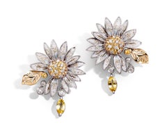 Orecchini Oro bianco e giallo Diamanti bianchi Zaffiri decorati a mano Micromosaico