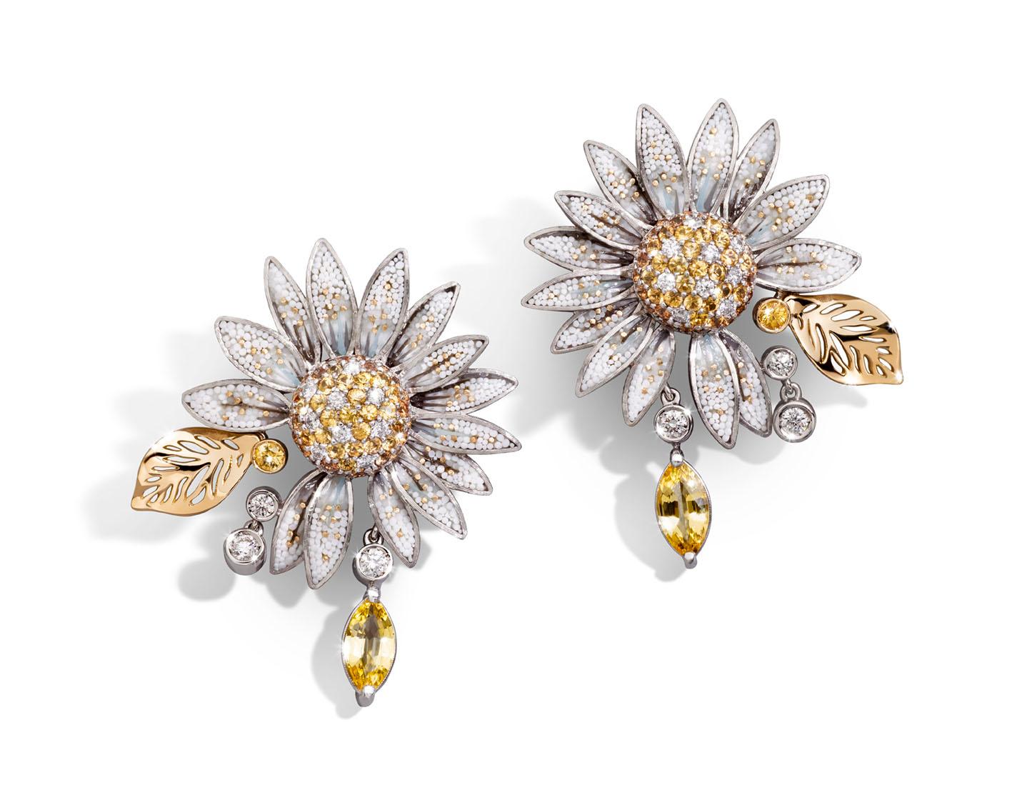 Pendientes Oro Blanco y Amarillo Zafiros Diamantes Blancos Micromosaico Decorado a Mano Corte brillante en venta