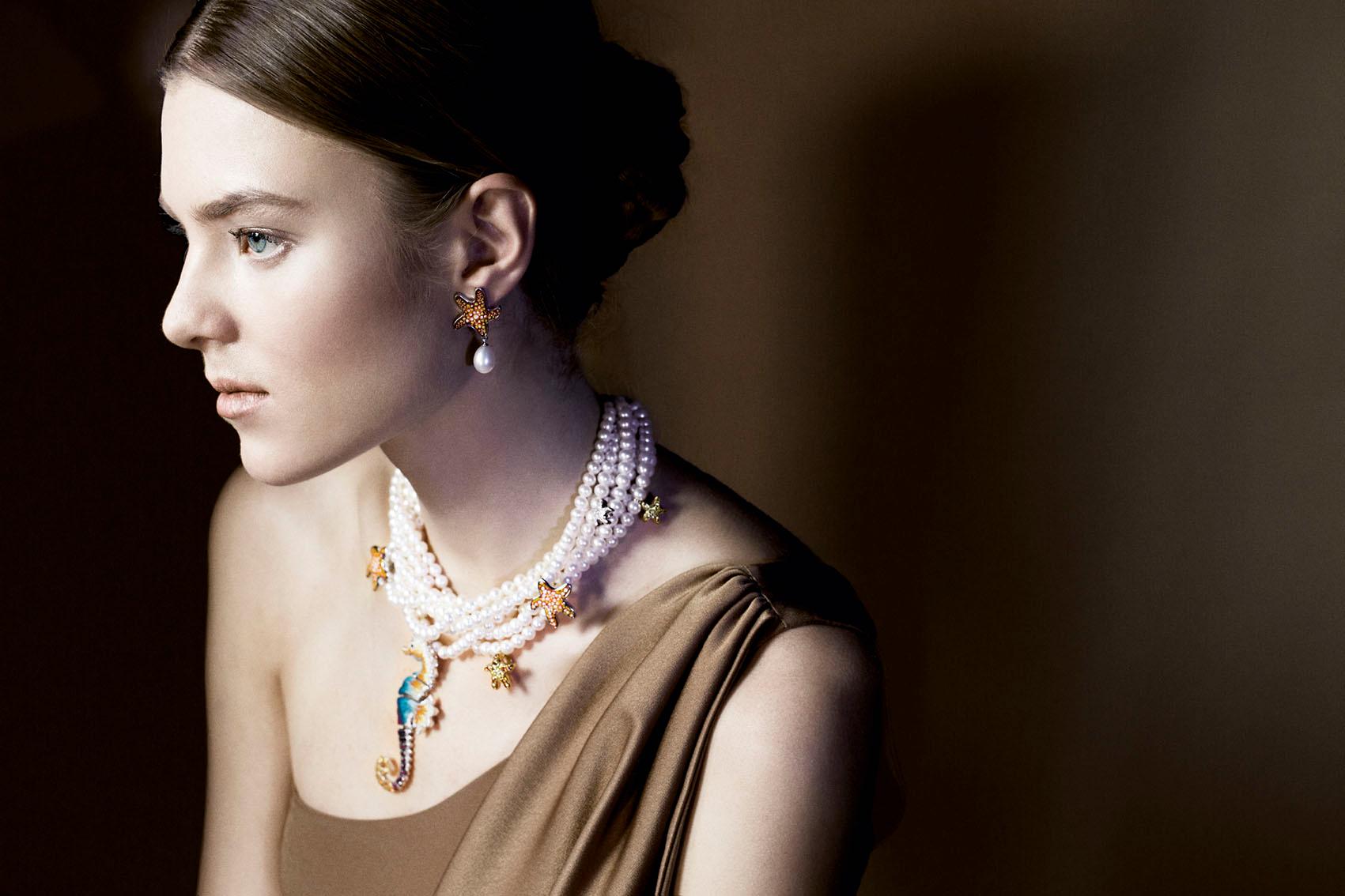 Contemporain Collier en or blanc, diamants blancs et noirs, rubis, saphirs, perles et micro-mosaïque en vente