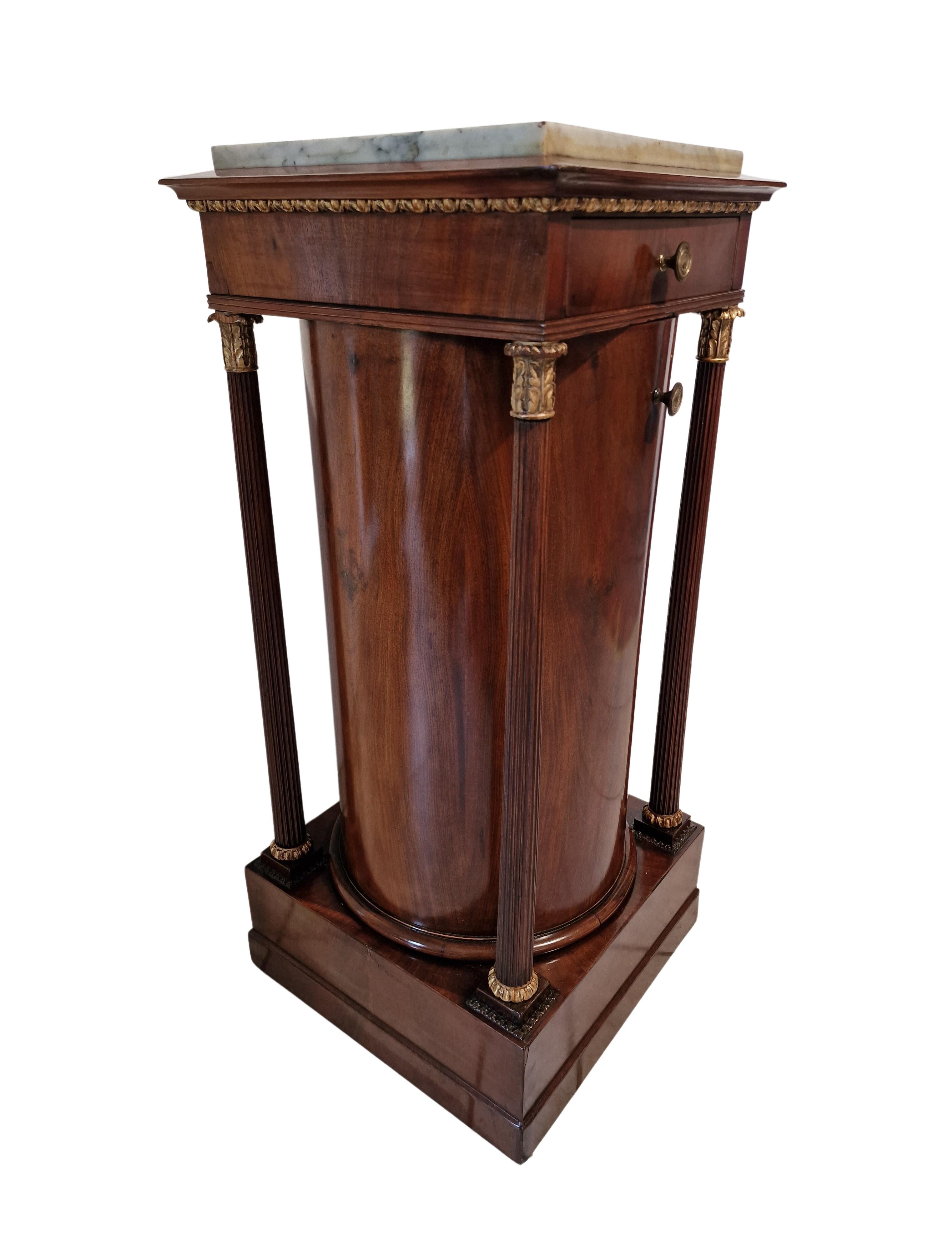 Magnifique commode à colonne, trumeau - un original de l'époque Empire, fabriqué vers 1810-15, en Italie. 

Ce meuble a une forme merveilleusement classique, avec une base, un corps rond avec une porte, quatre colonnes flanquantes, un tiroir et un