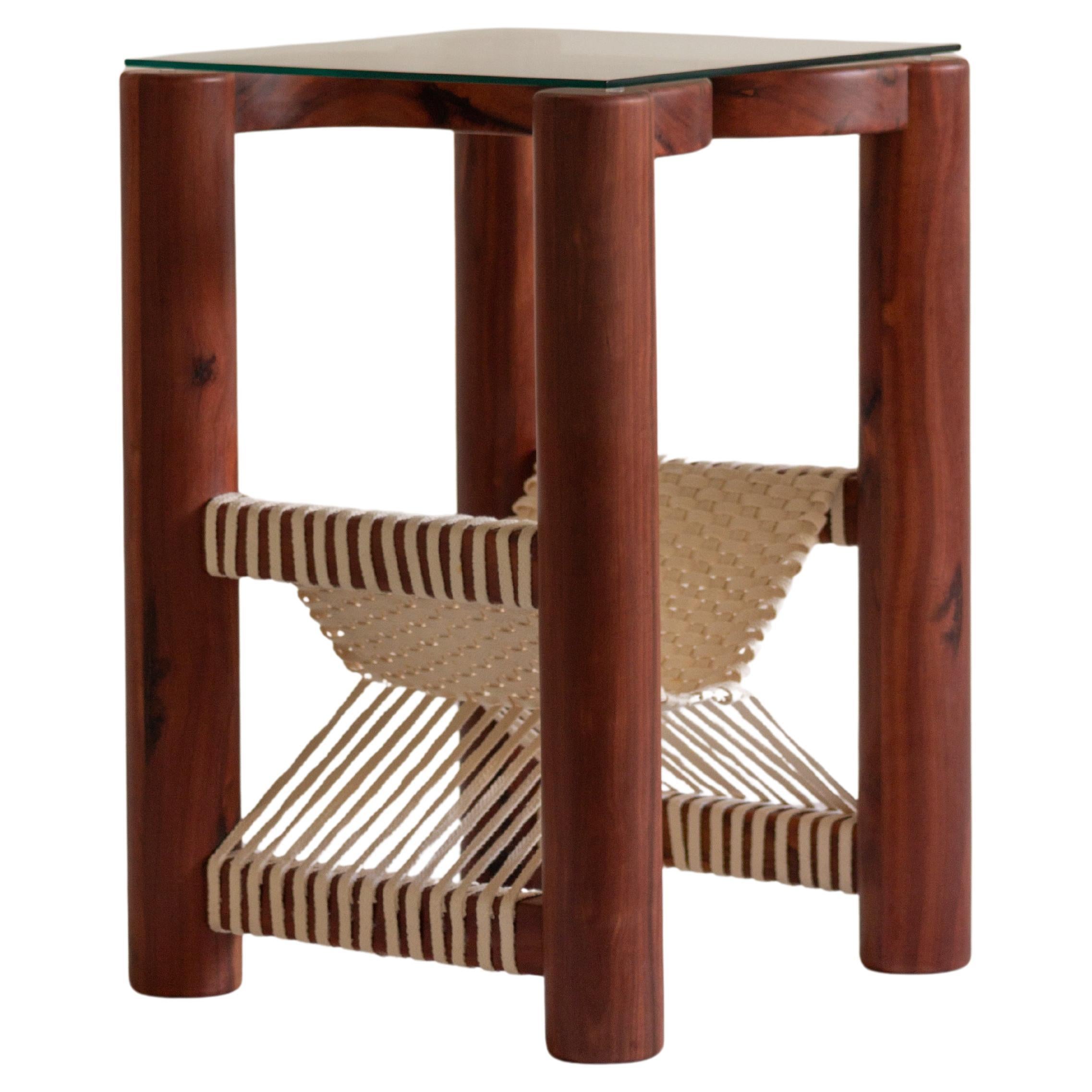 Schöner Beistelltisch mit geflochtenem Zeitschriftenständer aus mexikanischem Chicozapote-Holz im Angebot
