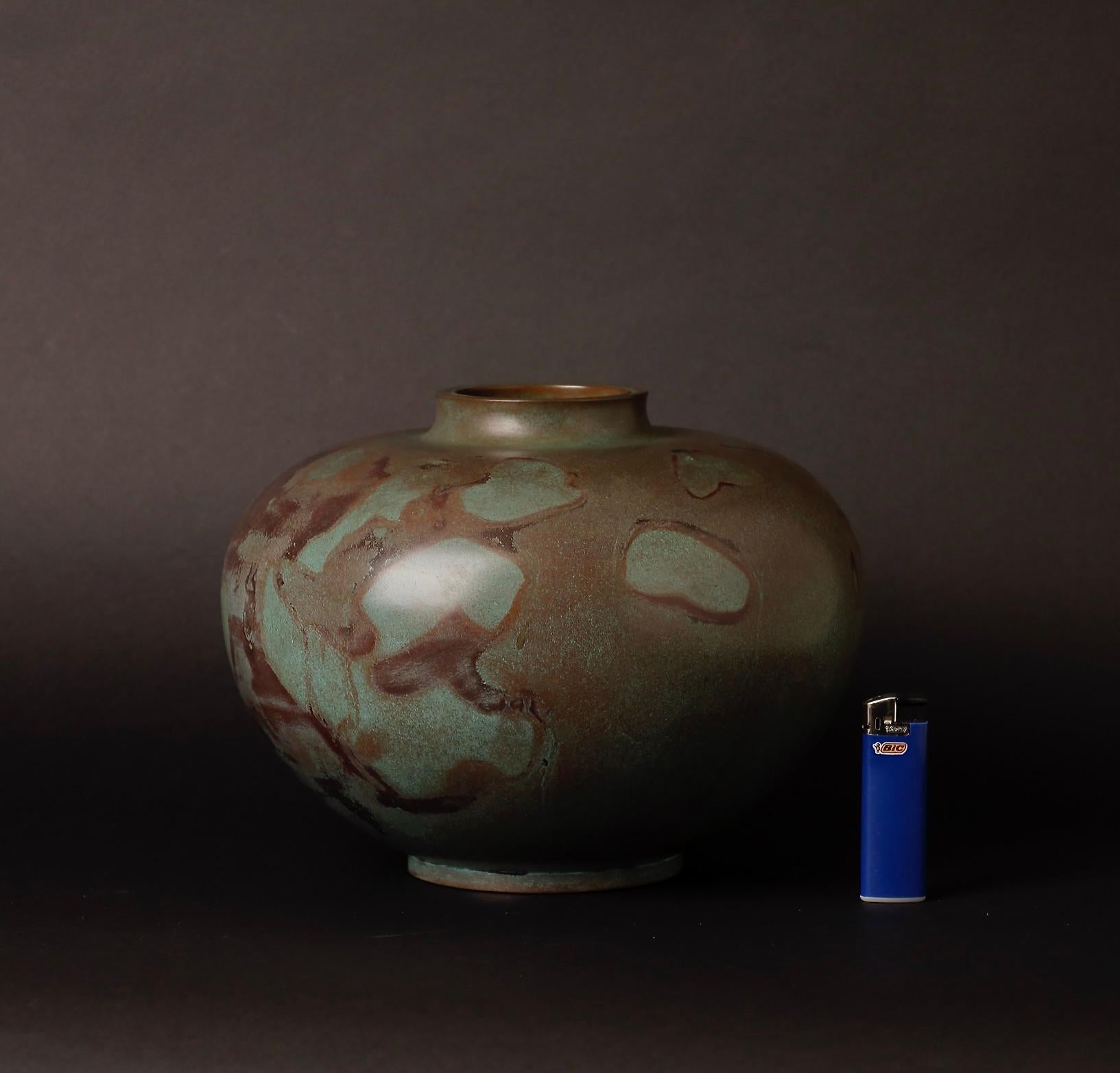 Beautiful  signed  bronze vase by renowned metal artist Hanya Kankei 

Hannya Kankei was born in Takaokacity,Toyama prefecture and is considered oneof the leading metal artists of 20 th centuryJapan. 
His works were exhibited in multipleart events,