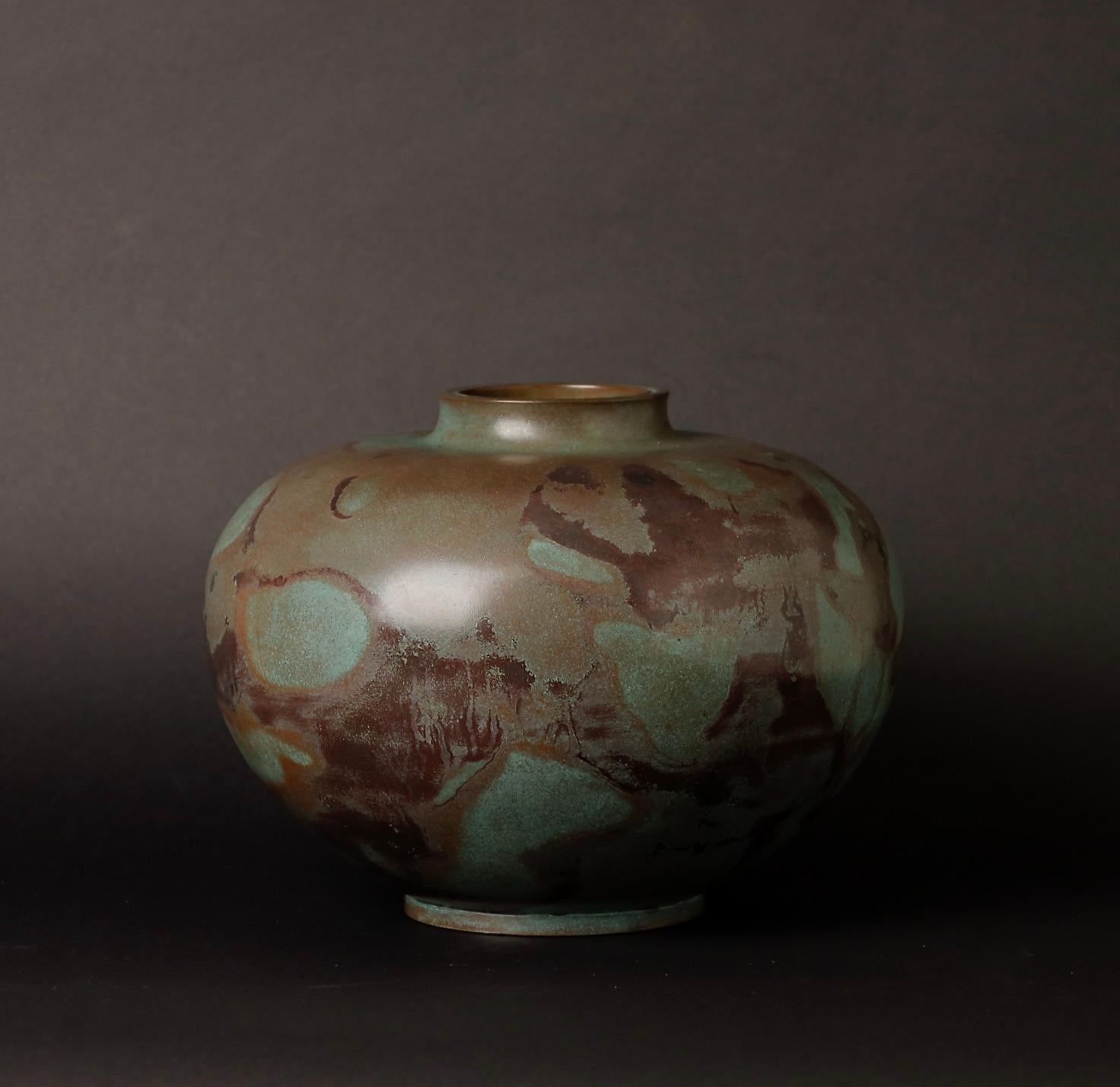 Japanese Beautiful signed Bronze vase, 20th century For Sale
