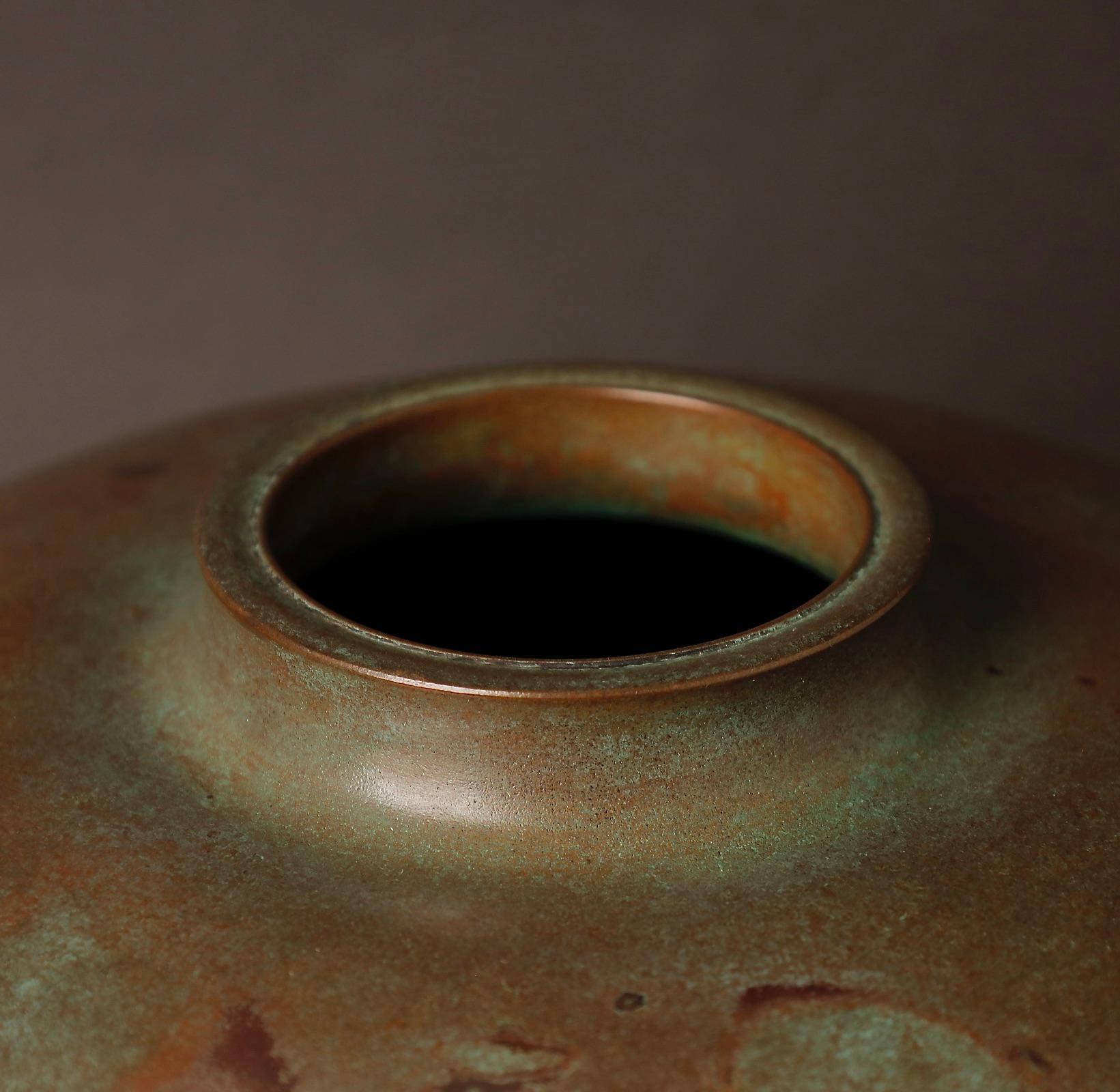 Beautiful signed Bronze vase, 20th century For Sale 2
