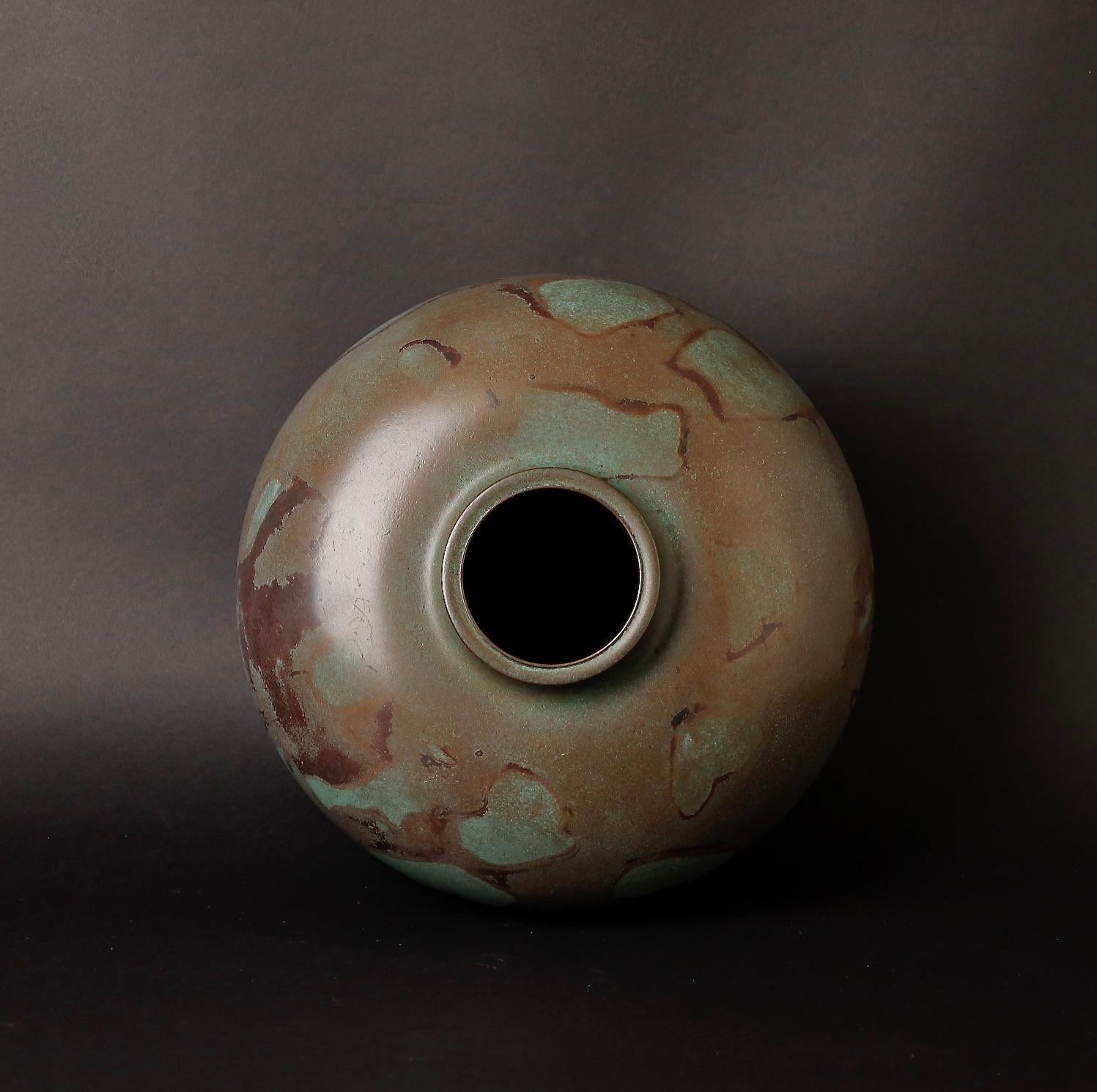 Beautiful signed Bronze vase, 20th century For Sale 3