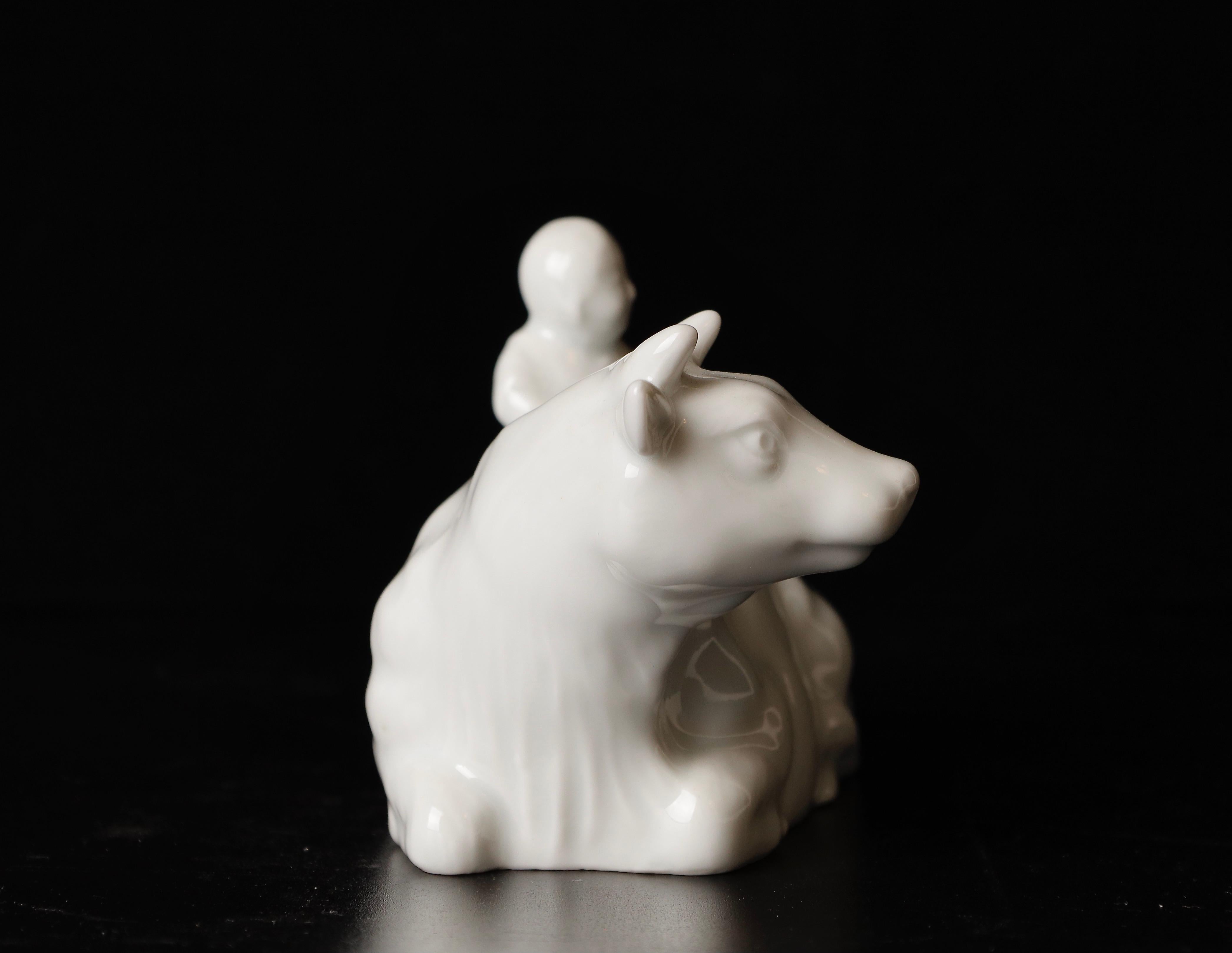 Preciosa miniatura de porcelana firmada de Chico montando al toro Okimono en Excelente estado para la venta en Fukuoka, JP