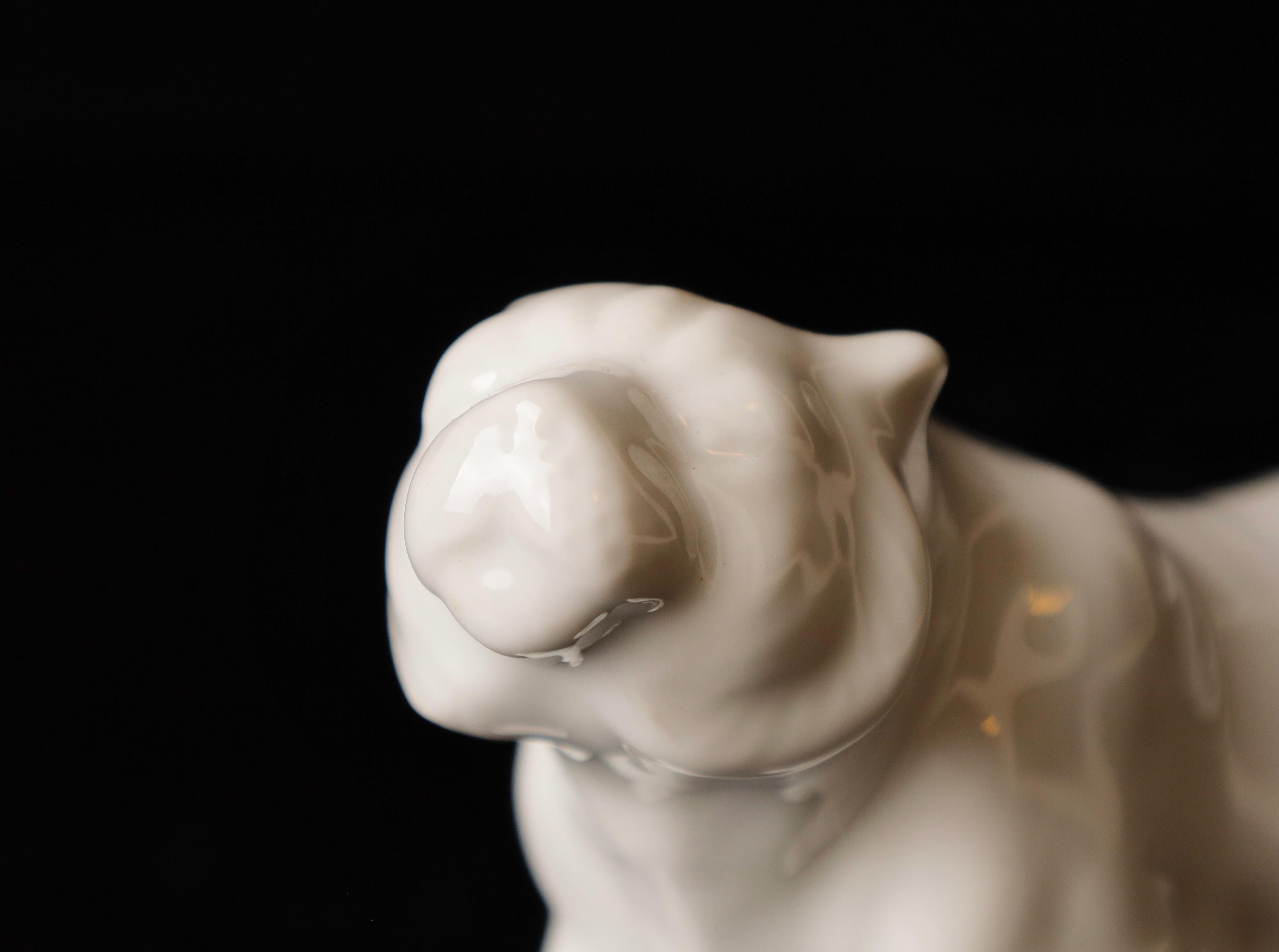 Magnifique objet okimono en porcelaine miniature signé en forme de tigre en vente 7