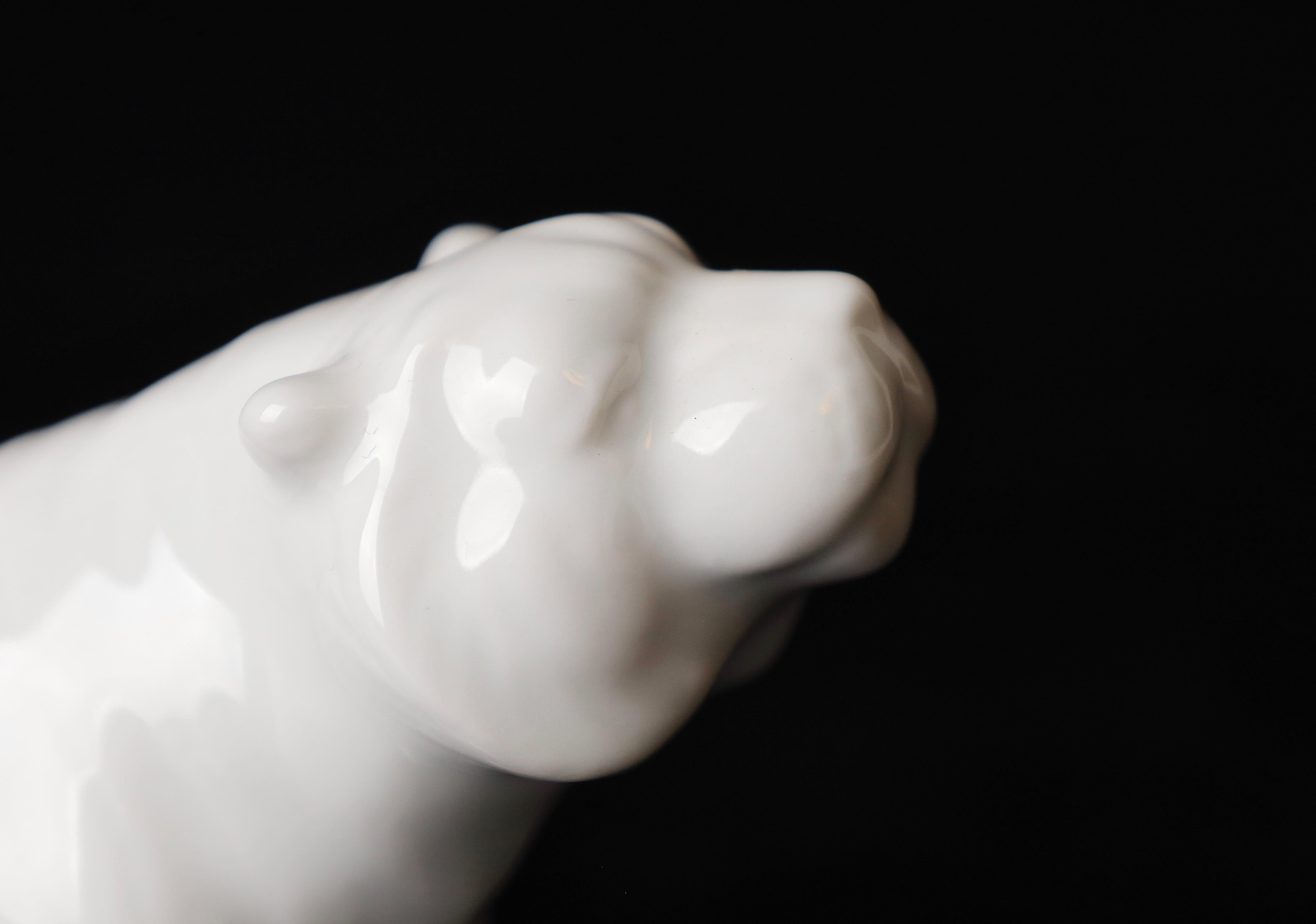 Magnifique objet okimono en porcelaine miniature signé en forme de tigre en vente 8