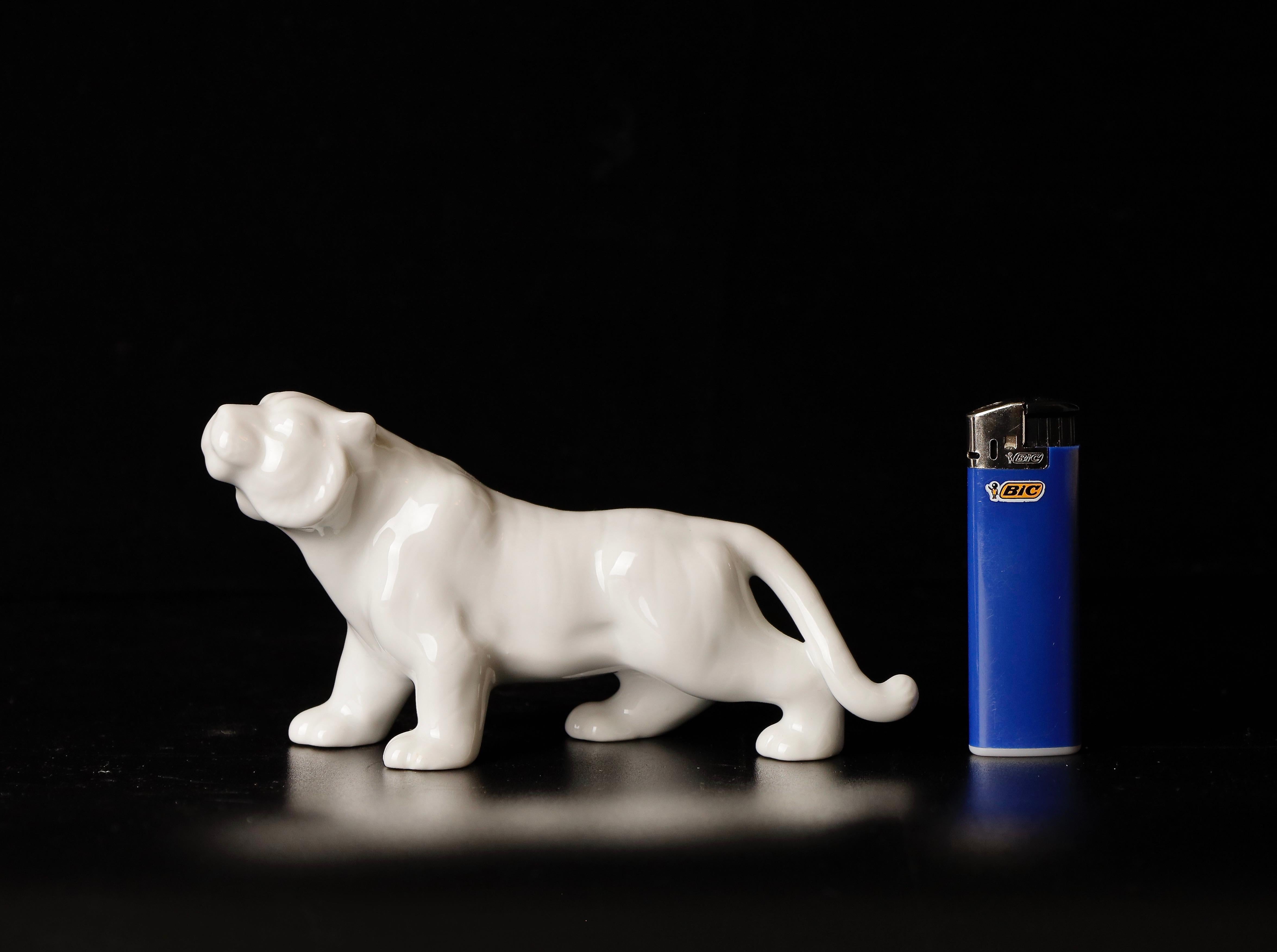 Magnifique objet miniature Okimono en porcelaine représentant un tigre 
Très bon état.
Milieu du 20e siècle 
Taille : 16cm x 4.5cm H 8cm cm / 6.3 x 1.8 inch, H. 3 inch 
Poids : 190g ( 0.4 lb) 

Acheteurs internationaux - Veuillez noter :
-Les