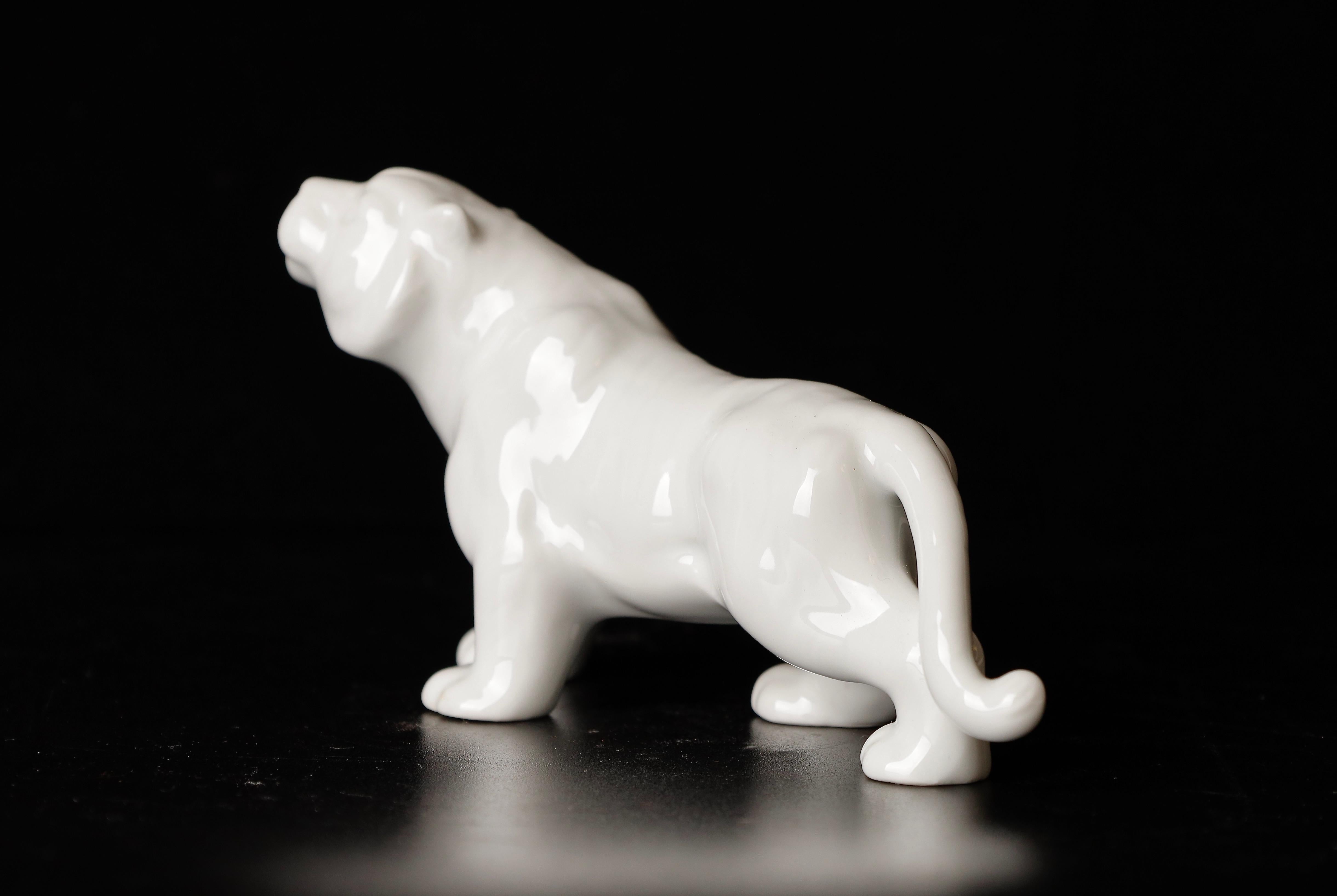 Magnifique objet okimono en porcelaine miniature signé en forme de tigre en vente 2
