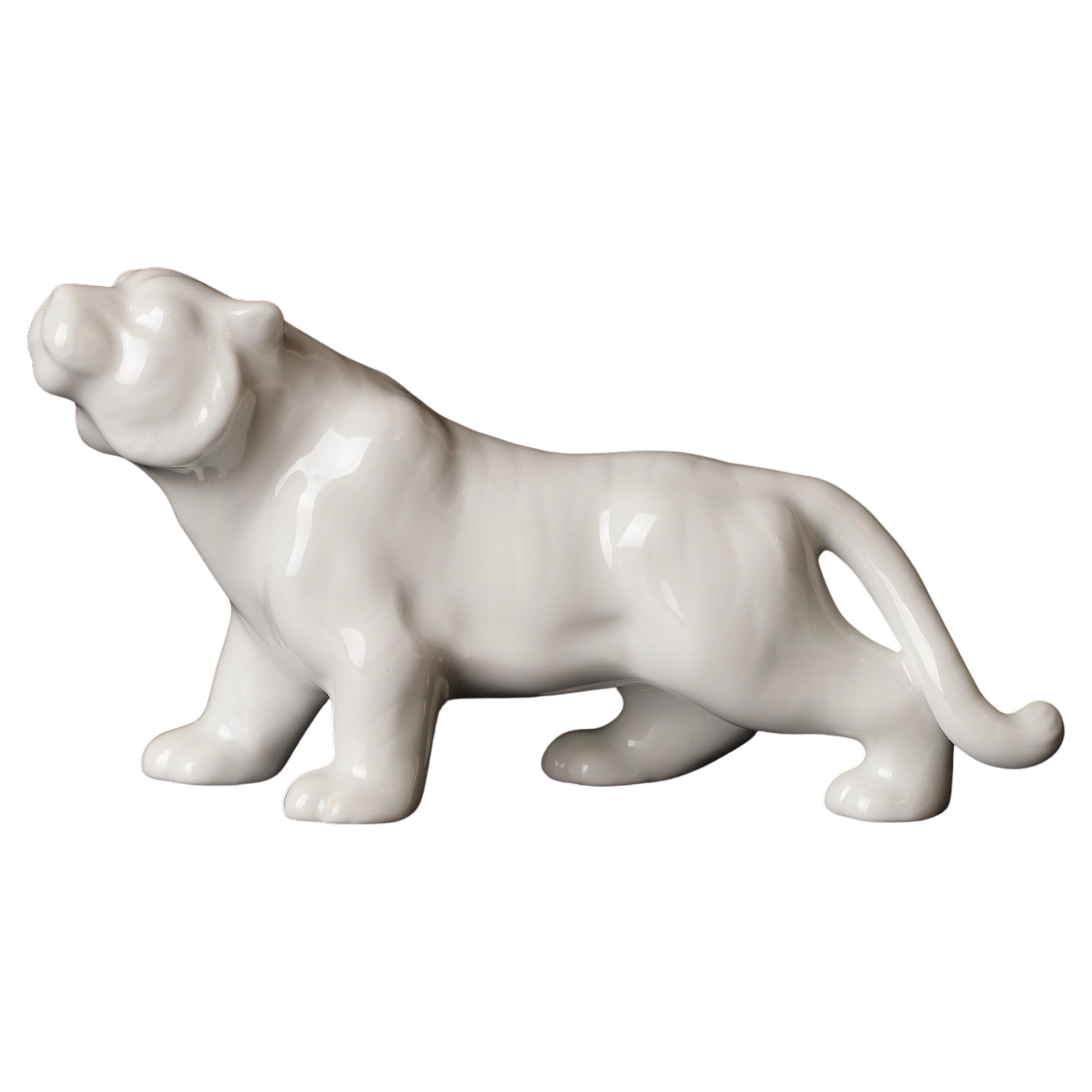 Magnifique objet okimono en porcelaine miniature signé en forme de tigre en vente