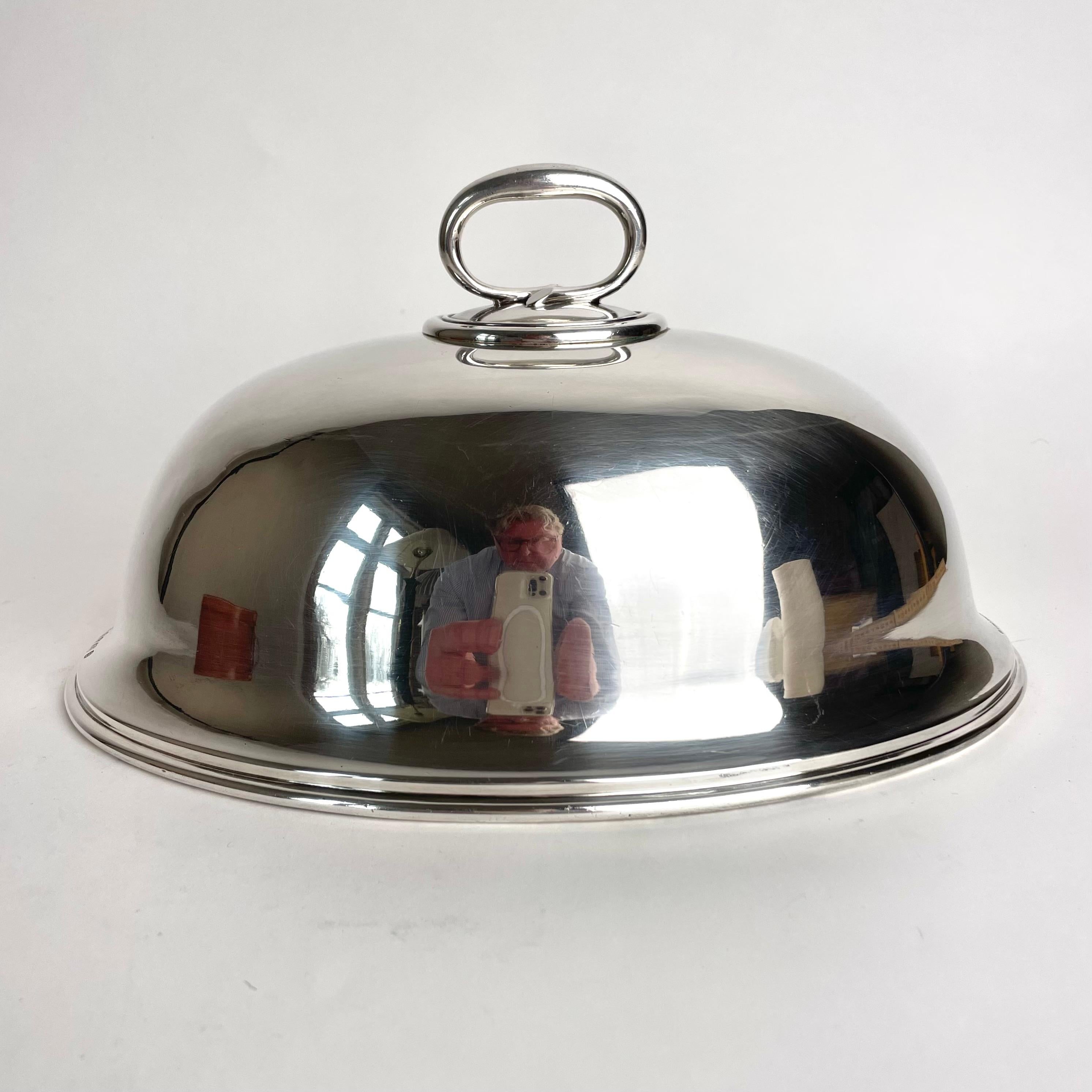 Beautiful silver plated Food Cover Dome by Elkington & Co (Birmingham, England) from 1904. Simple and elegant design with removable handle.

Wear consistent with age and use.