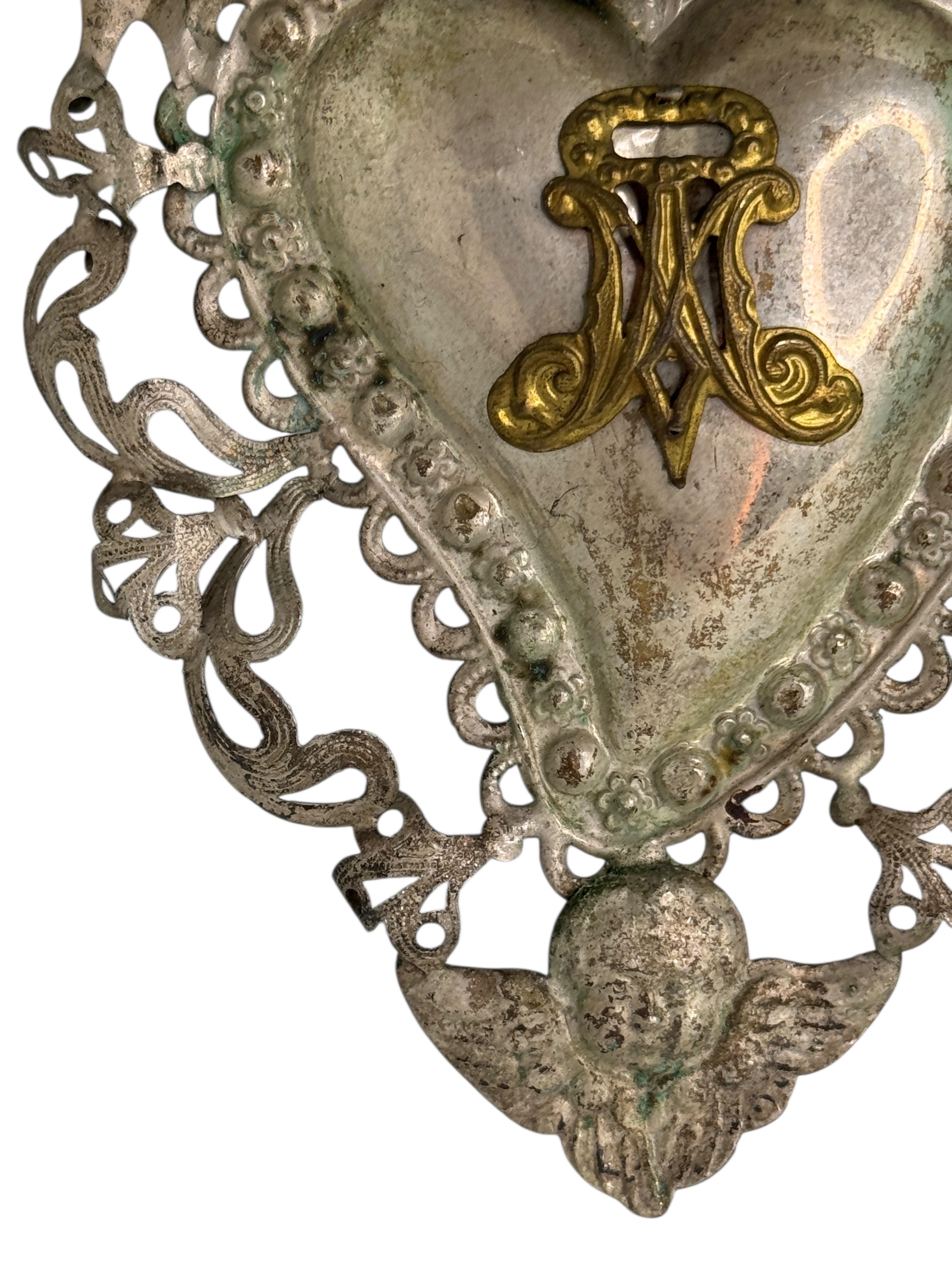 Bellissimo Ex-Voto religioso fatto a mano

Un Ex-Voto religioso di grande effetto e delicatamente lavorato, proveniente da una vendita immobiliare di Parma, Italia. Il pezzo sembra essere realizzato in sottile e leggera filigrana d'argento o in